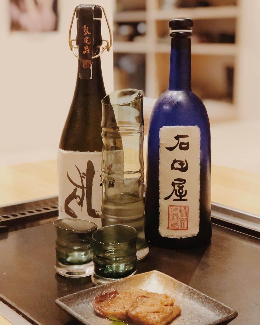 椿彩加のインスタグラム：「. おっはよ☁️ はやくもお腹すいたな。 . 朝から日本酒の写真でごめんなさい。 福井のごはん何もかもおいしすぎて 「腹八分目なんて無理でしょ」な県No.1に認定🎖 . 何回も言うけどわたしの特技 「美味しそうに食べること」です😋 . #福井 #ごはん #日本酒 #飲めないけど #飲めるようになったかも #へしこ #初体験 #飲兵衛 #にはたまらない #酒のあて #秋吉 #お鮨 #ソースカツ丼 #ヨーロッパ軒 #越前そば #もろもろ #おいしすぎて #ダイエット #なんて #どうでもいい #笑 #基本 #人間 #いつ死ぬかわかんない #食べれるとき食べとき #スタンス #美味しいご飯 #美味しいお酒 #大好き #ダイエットなんてしない」
