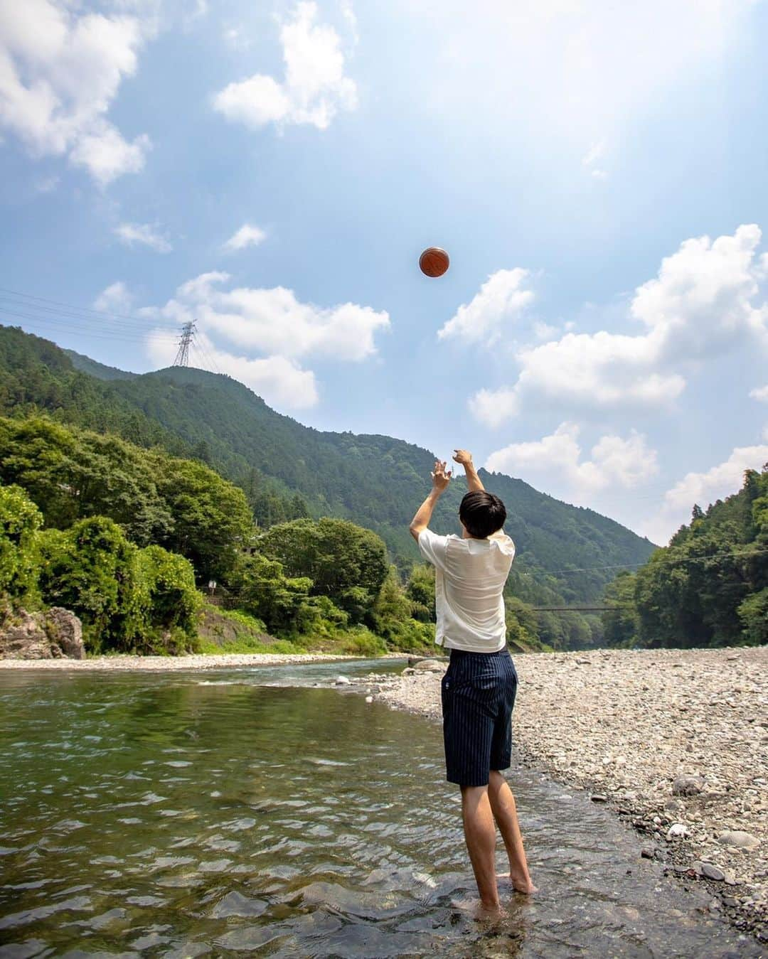 下平夏奈さんのインスタグラム写真 - (下平夏奈Instagram)「先日✨ 『ワーゲンバス × スポーツ』 というテーマで、  奥多摩川のキャンプ場にて 撮影会を行いました！ : : 関東・九州の 有名な結婚式場や、イベント会場など  さまざまなジャンルで話題に なっているフォトバス🌈 【 @photobusjapan 】  フォトバスがいるだけで インスタ映えします🥺✨ 可愛い！！！ :  前回の撮影でもお世話になった下田さん✨ 気さくで優しくて 毎回の撮影が、本当に楽しいんです！ いつもありがとうございます✨ : :  今回は、ワーゲンバス × スポーツ ✨ ということで、  バレーだけじゃなくて、 バスケフォトにも挑戦してみました♪ どうですか〜〜〜？笑  いろんな競技のフォト撮っていきたいな✨  アスリートって、 試合の時の写真は沢山あるけど、  プライベートでの本格的な写真や SNSなど広報や告知に使用する写真って なかなかないですよね？✨ : もっとアスリートが写真を 撮ってもらえる環境があったら いいな！と思います✨  そして、アスリートの写真を 撮りたいフォトグラファーの方も いらっしゃると思います！  そのような方と一緒に、 季節のイベントを通して (秋だと、果物狩り🍇やグルメ旅など) 交流ができる環境をつくって 行きたいと思います☺️ : 写真を撮ってもらいたい アスリートのみなさん✨  アスリートの写真を撮ってみたい フォトグラファーの方✨  いらっしゃいましたら、 DM、コメントにて お気軽にメッセージください〜♪ (カタチにしていきます✨) : : : #フリーランス #フリーランスモデル #セカンドキャリア #広告モデル #被写体 #カットモデル #アスリート #スポーツ選手 #インフルエンサー #地方創生 #ごぼう茶 #オキスのごぼう茶 #ごぼう茶娘 #スポーツ #セカンドキャリア #セカンドチャレンジ #チャレンジ #きっかけ #ワーゲンバス #フォルクスワーゲン #フォトバス #奥多摩川 #キャンプ」8月22日 10時47分 - kana0412.sss