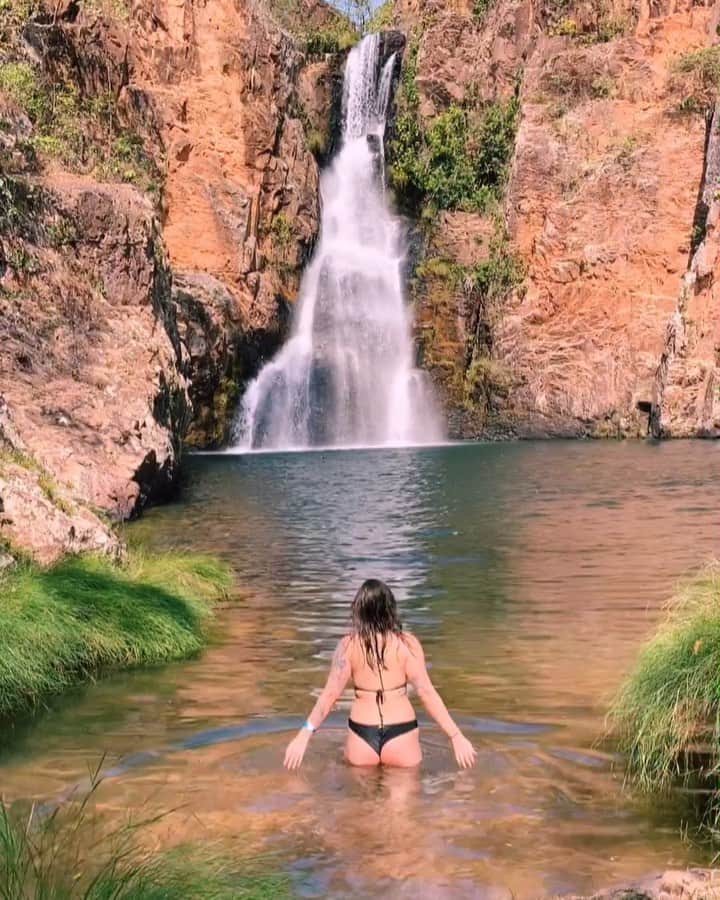 Bruna Unzuetaのインスタグラム：「Um tikin da cachoeira dos Macaquinhos ❤️」