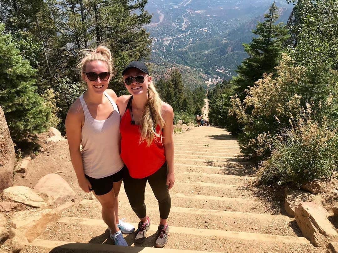 アレクシ・ギレスのインスタグラム：「Never an easy climb, but the view and company was worth it! 💪👍👏⛰ #incline #manitouincline #coloradosprings #coloradothings」