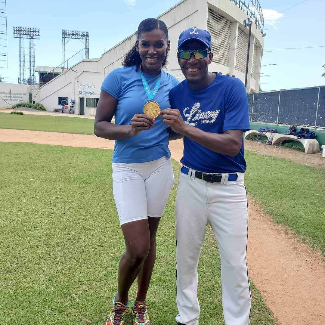 ベタニア・デラクルスさんのインスタグラム写真 - (ベタニア・デラクルスInstagram)「Mis niños  y mi gente de la @liga_infantil_licey  que tambien celebraron conmigo la medalla de oro, claro que debía llevarsela😊😊😊 @ferisaias11  @poeta_2921 @elviratrinidad_parthemore #Isaac  #Henry #Campy #LigaInfantilLicey」8月22日 11時05分 - thebigbeth