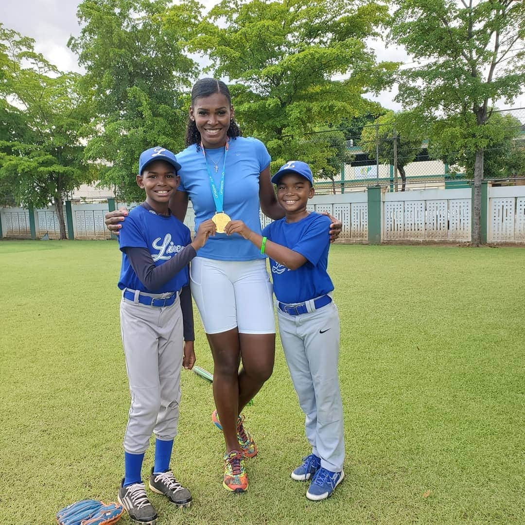 ベタニア・デラクルスさんのインスタグラム写真 - (ベタニア・デラクルスInstagram)「Mis niños  y mi gente de la @liga_infantil_licey  que tambien celebraron conmigo la medalla de oro, claro que debía llevarsela😊😊😊 @ferisaias11  @poeta_2921 @elviratrinidad_parthemore #Isaac  #Henry #Campy #LigaInfantilLicey」8月22日 11時05分 - thebigbeth