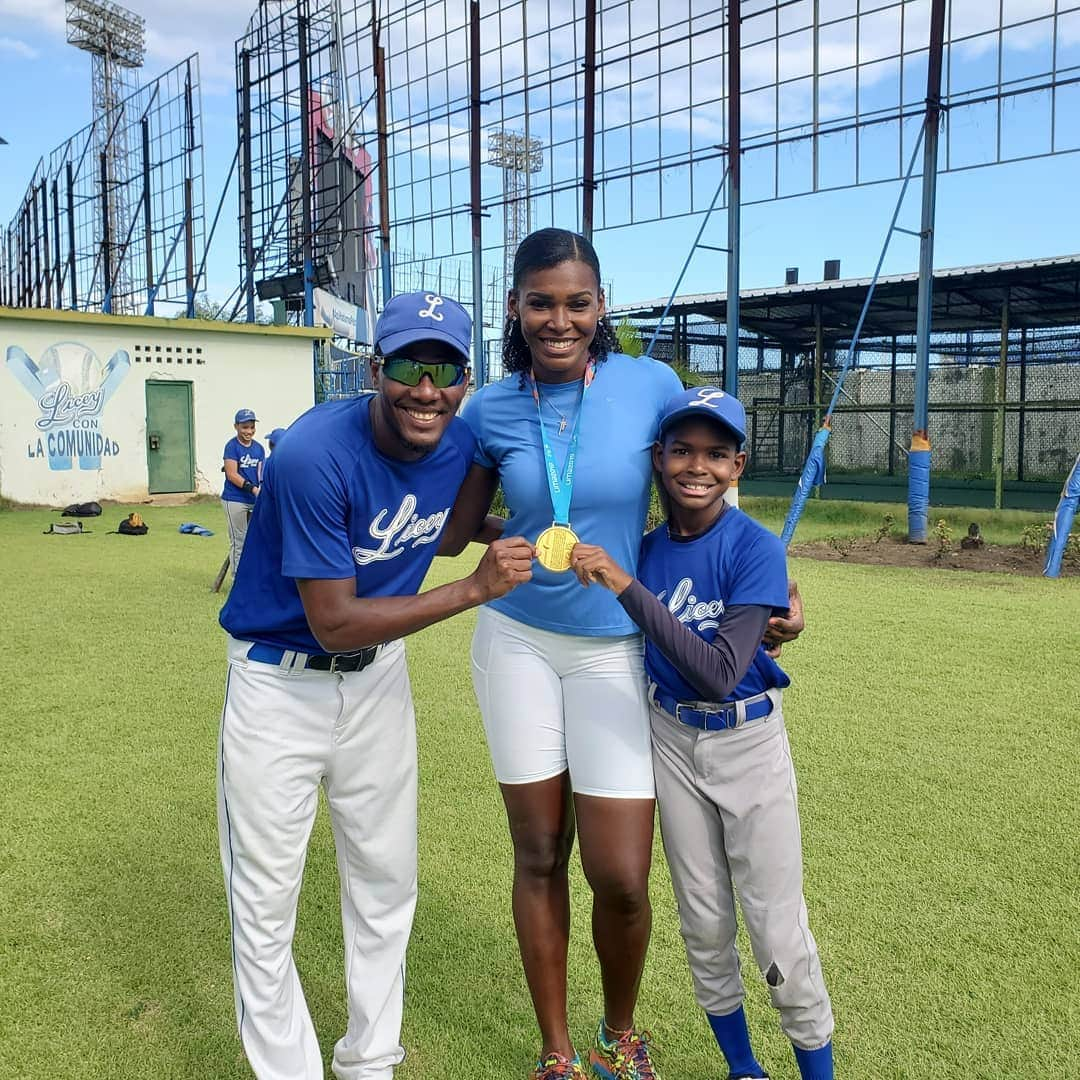 ベタニア・デラクルスさんのインスタグラム写真 - (ベタニア・デラクルスInstagram)「Mis niños  y mi gente de la @liga_infantil_licey  que tambien celebraron conmigo la medalla de oro, claro que debía llevarsela😊😊😊 @ferisaias11  @poeta_2921 @elviratrinidad_parthemore #Isaac  #Henry #Campy #LigaInfantilLicey」8月22日 11時05分 - thebigbeth