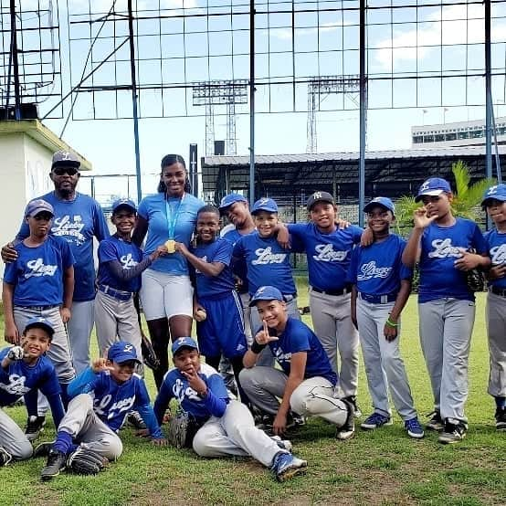 ベタニア・デラクルスさんのインスタグラム写真 - (ベタニア・デラクルスInstagram)「Mis niños  y mi gente de la @liga_infantil_licey  que tambien celebraron conmigo la medalla de oro, claro que debía llevarsela😊😊😊 @ferisaias11  @poeta_2921 @elviratrinidad_parthemore #Isaac  #Henry #Campy #LigaInfantilLicey」8月22日 11時05分 - thebigbeth