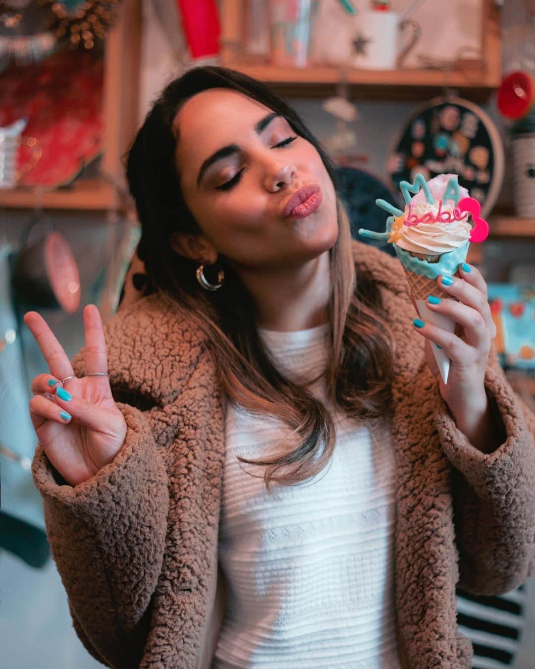 Katy Esquivelのインスタグラム：「LIMA BABE ♡ ••• Muchos de ustedes saben que amo con la vida los postres, sobretodo los cupcakes. Así que un día mientras comía uno pensé ¿Y si hago mi propio cupcake, sería algo muy difícil? Al principio parecía una idea muy fantasiosa, pero quería al menos intentar hacerlo. Investigué mucho hasta que recordé que tenía una muy buena amiga en Lima, que al igual que yo ama los cupcakes. Le escribí sin ningún tipo de contexto, y le dije: ¡Paloma, hagámos un cupcake juntas! y sin pensarlo dos veces, ella me dijo: ¡Hagámoslo! A pesar de que los cupcakes son dulces y lindos, el proceso no lo fue. Nos costó mucho hacer esto una realidad y después de muchas reuniones e infinitas pruebas, por fin ya está listo! Y que emocionada estoy de por fin presentarles al #CupcakeChic. Es increíblemente delicioso! Reúne diferentes texturas, sabores y olores. Deseaba que lo tuviera todo, quería que gritara LIMA y CHIC! Lo hicimos muy Instagrameable para que cada persona pueda sentirse feliz de comerlo y tomarse fotos con él. Una vez que conseguimos el sabor y la apariencia que soñábamos, nos enfocamos en algo aún más importante. Quisimos que estos cupcakes transcendieran, que tengan un mayor propósito. Es por esto que decidimos destinar los fondos recaudados a una causa social  y la iniciativa elegida fue @juguetependiente. En esta oportunidad, junto con la ONG, ayudaremos a niños que están atravesando un momento delicado de salud y que merecen tener más sonrisas en su día a día. Ningún niño merece que una enfermedad le impida disfrutar su niñez así que la iniciativa, en la que esta organización se encuentra trabajando y la cual apoyaremos, será implementar espacios de juego y arte en dos áreas del hospital del niño en San Borja que ayudará a mejorar la calidad de vida de cientos de pacientes. Los cupcakes se venderán únicamente el día Domingo 25 de Agosto desde las 9:00am en @mmisscupcakes @palomacasanave y yo estaremos esperándolos para conocerlos, tomarnos fotos y personalizar cada #CupcakeChic que se venda ese día. 🧁❤️」