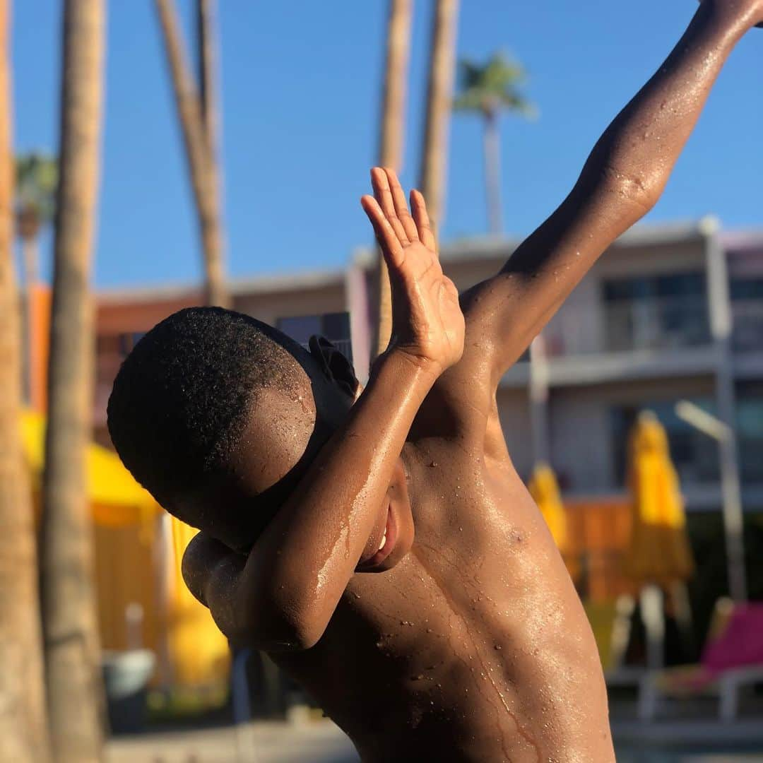 ページ・ケネディさんのインスタグラム写真 - (ページ・ケネディInstagram)「Fun in the sun with my baby. Feels like Vacation even tho we out here to work. But that’s tomor. Today we bake in #PalmSprings #ChocolateBoys #JayceKennedy」8月22日 11時11分 - pagekennedy