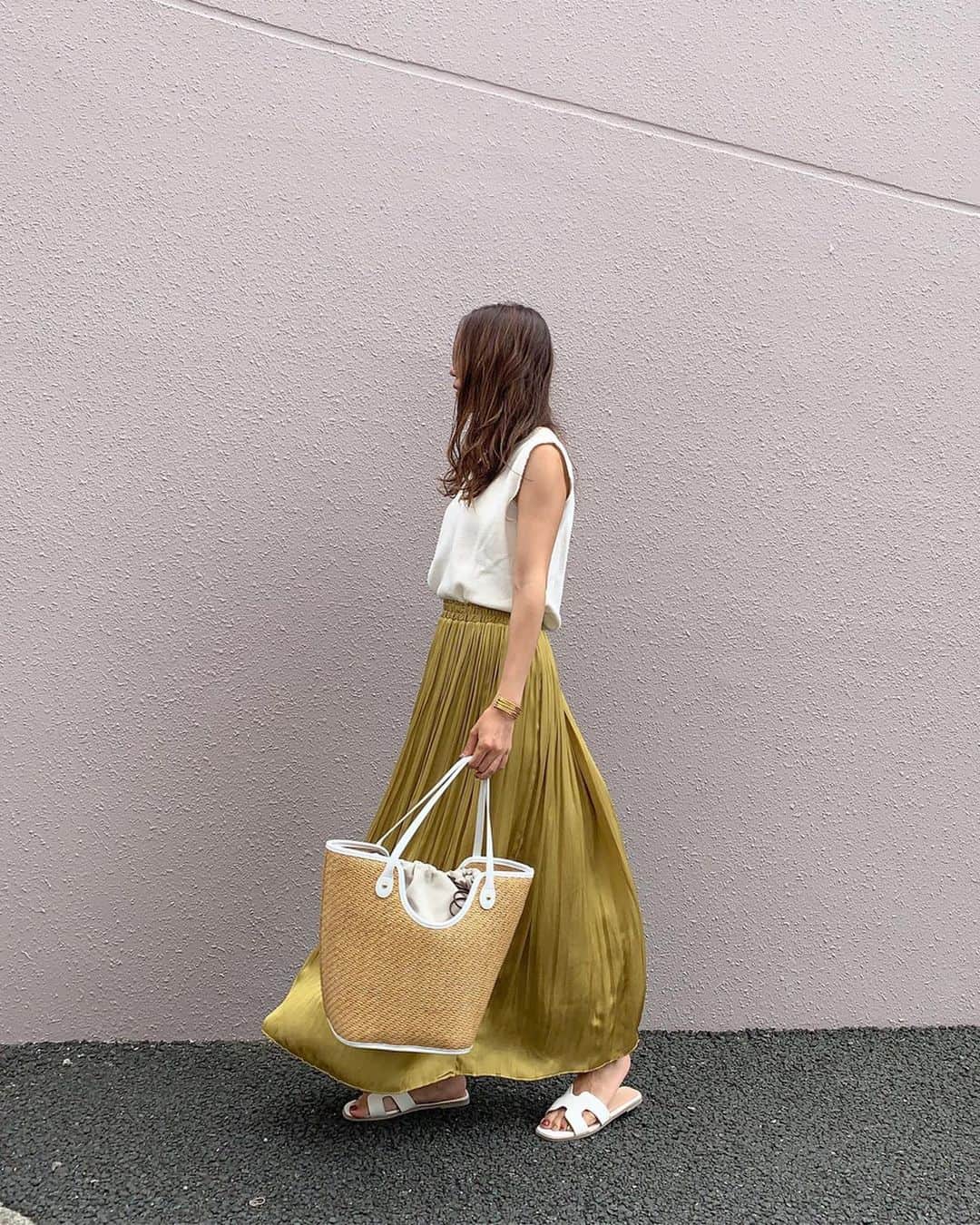 natsumi ♥︎さんのインスタグラム写真 - (natsumi ♥︎Instagram)「. . トップス➞#ungrid @ungrid_official サンダル➞@titivate @titivatejp スカート➞#ペルルペッシュ バッグ➞#qbag @qbag_japan . 旅行中、食べ過ぎて常にお腹パンパン💦  デニムの中に忍ばせるのは暑いから、スカートの中にしれっと @gyugyugyu_lme 装着✨ . 継続して履いているギュギュギュ！ ぽっこりお腹予防と食べ過ぎ防止のために最適💗 . 身長157cmで、Mサイズ履いてます😊 . .」8月22日 11時23分 - natsu420
