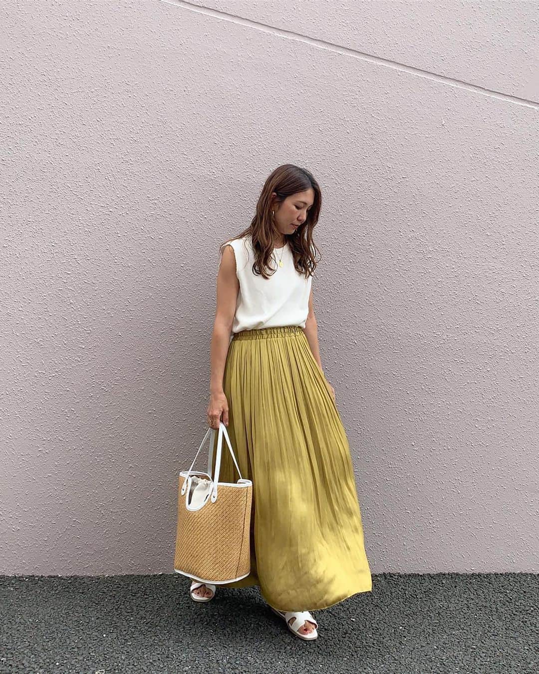 natsumi ♥︎さんのインスタグラム写真 - (natsumi ♥︎Instagram)「. . トップス➞#ungrid @ungrid_official サンダル➞@titivate @titivatejp スカート➞#ペルルペッシュ バッグ➞#qbag @qbag_japan . 旅行中、食べ過ぎて常にお腹パンパン💦  デニムの中に忍ばせるのは暑いから、スカートの中にしれっと @gyugyugyu_lme 装着✨ . 継続して履いているギュギュギュ！ ぽっこりお腹予防と食べ過ぎ防止のために最適💗 . 身長157cmで、Mサイズ履いてます😊 . .」8月22日 11時23分 - natsu420