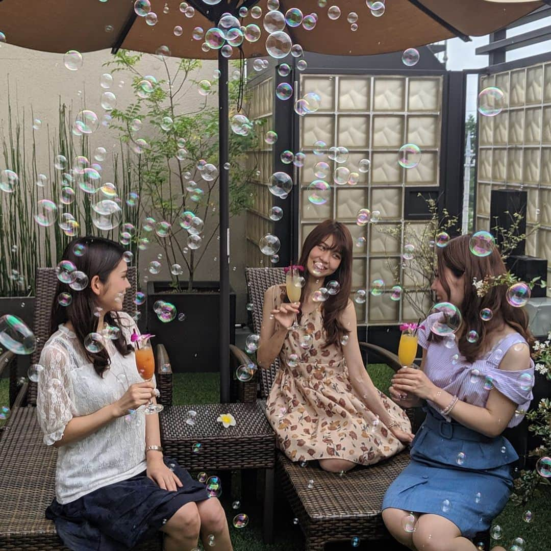 大見さなえさんのインスタグラム写真 - (大見さなえInstagram)「ホテル女子会☺️💓﻿ 1級フードアナリストの仲間がメニュー開発に 関わっているホテルで﻿ 女子会取材をしてきました📓✨﻿ 群馬 高崎『#現代楽園 』﻿ ﻿ 木を貴重とした和モダンで落ち着いた雰囲気✨﻿ 今回は大人気のスウィートルームで撮影😍﻿ テラス、レインボーに光るジャグジー付きの﻿ 特別感のある広々とした空間(*´꒳`*)🌺﻿ この時点で女子の心鷲掴みされた😂💓💓﻿ ﻿ そして空間だけではなく、お料理もフードアナリスト監修ということもあり本格的！！﻿ ﻿ クロワッサン以外のお料理は新メニュー🌻✨﻿ 一足早く食べさせてもらいました！！﻿ まずは食べる宝石とも言われてる"ミガキイチゴ カネット"で乾杯😆🥂🍓﻿ ﻿ そしてお料理は『鹿児島県産"さつま福永牛" サーロインステーキ』﻿塩、生こしょう、きざみわさび﻿ 1粒先にお口に入れて噛んで香りが広がったところに﻿ ステーキをぱくり🤤🥩﻿ すっごく柔らかジューシー(*´꒳`*)！！ 生胡椒がいいアクセントに♬﻿ ﻿ 他には 暑い夏に食べたい『楽園のこだわり鴨せいろ』﻿ ハートの形の『カプレーゼ』🍅🧀🍃💓﻿ 濃厚バターが広がる『焼きたてクロワッサン』🥐﻿ ﻿ 『楽園のこだわりお出汁のぶぶ漬け』🍚﻿ ぶぶ漬けとはお茶漬けのこと！﻿ これについては諸説ありますが、実は"もう少し﻿ あなたとお話ししたい”という意味が込められているそう✨﻿ 楽しい時間を一緒に過ごせたことに対する﻿ 相手への親しみの情を表現した言葉なのです(*^^*)﻿ まさにそう思いながら食べたい一品でした☺️💓﻿ ﻿ そして！このインスタを見ていただいた方に特典❣️﻿ ご利用の際にフロントでこのページをご提示いただくか﻿ 《女子会インスタ見ました》とお伝えいただくと﻿ ウェルカムドリンク無料サービスがあります😍﻿ 高崎、町田、大和店で✨※伊勢原店は除く﻿ ﻿ レジャーホテルのイメージが覆される空間で﻿ 風船など可愛く飾るとさらに女子会感でてオススメ🎈﻿ 黒ひげ危機一髪やUNOなどのゲームもあります🙆‍♀️﻿ まだまだ載せたいのあるので、続きは後日載せます(*´꒳`*)﻿ ﻿ #レジャーホテル #女子会 #フードアナリスト﻿ #グルメテラピー #めぐログ_群馬高崎﻿ #ホテル女子会﻿ #ホテル #hotel #高崎ホテル #高崎 #ステーキ」8月22日 11時45分 - tabe_megumi