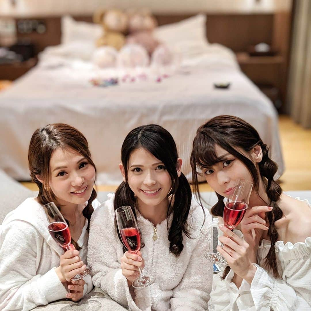 大見さなえさんのインスタグラム写真 - (大見さなえInstagram)「ホテル女子会☺️💓﻿ 1級フードアナリストの仲間がメニュー開発に 関わっているホテルで﻿ 女子会取材をしてきました📓✨﻿ 群馬 高崎『#現代楽園 』﻿ ﻿ 木を貴重とした和モダンで落ち着いた雰囲気✨﻿ 今回は大人気のスウィートルームで撮影😍﻿ テラス、レインボーに光るジャグジー付きの﻿ 特別感のある広々とした空間(*´꒳`*)🌺﻿ この時点で女子の心鷲掴みされた😂💓💓﻿ ﻿ そして空間だけではなく、お料理もフードアナリスト監修ということもあり本格的！！﻿ ﻿ クロワッサン以外のお料理は新メニュー🌻✨﻿ 一足早く食べさせてもらいました！！﻿ まずは食べる宝石とも言われてる"ミガキイチゴ カネット"で乾杯😆🥂🍓﻿ ﻿ そしてお料理は『鹿児島県産"さつま福永牛" サーロインステーキ』﻿塩、生こしょう、きざみわさび﻿ 1粒先にお口に入れて噛んで香りが広がったところに﻿ ステーキをぱくり🤤🥩﻿ すっごく柔らかジューシー(*´꒳`*)！！ 生胡椒がいいアクセントに♬﻿ ﻿ 他には 暑い夏に食べたい『楽園のこだわり鴨せいろ』﻿ ハートの形の『カプレーゼ』🍅🧀🍃💓﻿ 濃厚バターが広がる『焼きたてクロワッサン』🥐﻿ ﻿ 『楽園のこだわりお出汁のぶぶ漬け』🍚﻿ ぶぶ漬けとはお茶漬けのこと！﻿ これについては諸説ありますが、実は"もう少し﻿ あなたとお話ししたい”という意味が込められているそう✨﻿ 楽しい時間を一緒に過ごせたことに対する﻿ 相手への親しみの情を表現した言葉なのです(*^^*)﻿ まさにそう思いながら食べたい一品でした☺️💓﻿ ﻿ そして！このインスタを見ていただいた方に特典❣️﻿ ご利用の際にフロントでこのページをご提示いただくか﻿ 《女子会インスタ見ました》とお伝えいただくと﻿ ウェルカムドリンク無料サービスがあります😍﻿ 高崎、町田、大和店で✨※伊勢原店は除く﻿ ﻿ レジャーホテルのイメージが覆される空間で﻿ 風船など可愛く飾るとさらに女子会感でてオススメ🎈﻿ 黒ひげ危機一髪やUNOなどのゲームもあります🙆‍♀️﻿ まだまだ載せたいのあるので、続きは後日載せます(*´꒳`*)﻿ ﻿ #レジャーホテル #女子会 #フードアナリスト﻿ #グルメテラピー #めぐログ_群馬高崎﻿ #ホテル女子会﻿ #ホテル #hotel #高崎ホテル #高崎 #ステーキ」8月22日 11時45分 - tabe_megumi