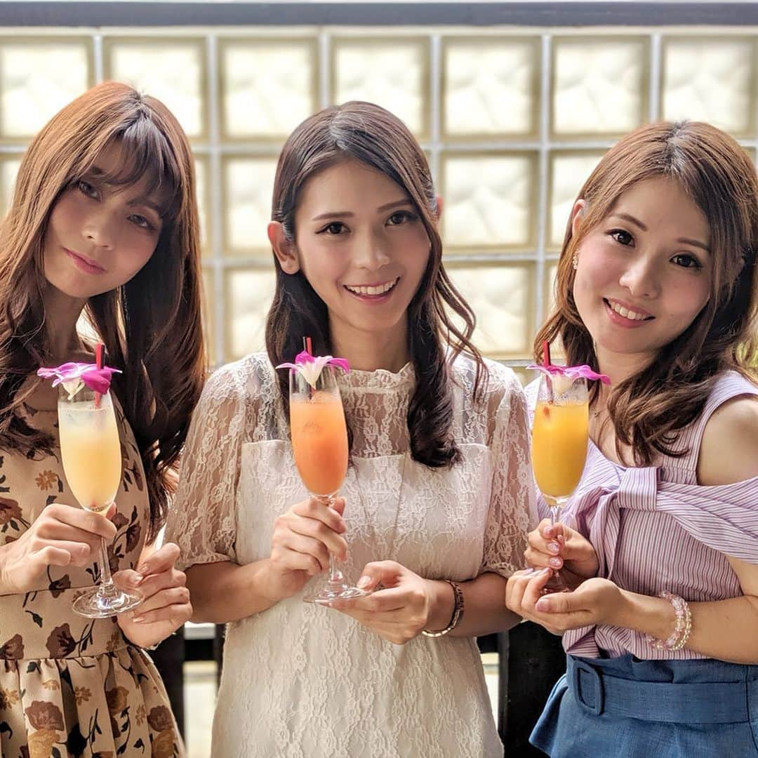 大見さなえさんのインスタグラム写真 - (大見さなえInstagram)「ホテル女子会☺️💓﻿ 1級フードアナリストの仲間がメニュー開発に 関わっているホテルで﻿ 女子会取材をしてきました📓✨﻿ 群馬 高崎『#現代楽園 』﻿ ﻿ 木を貴重とした和モダンで落ち着いた雰囲気✨﻿ 今回は大人気のスウィートルームで撮影😍﻿ テラス、レインボーに光るジャグジー付きの﻿ 特別感のある広々とした空間(*´꒳`*)🌺﻿ この時点で女子の心鷲掴みされた😂💓💓﻿ ﻿ そして空間だけではなく、お料理もフードアナリスト監修ということもあり本格的！！﻿ ﻿ クロワッサン以外のお料理は新メニュー🌻✨﻿ 一足早く食べさせてもらいました！！﻿ まずは食べる宝石とも言われてる"ミガキイチゴ カネット"で乾杯😆🥂🍓﻿ ﻿ そしてお料理は『鹿児島県産"さつま福永牛" サーロインステーキ』﻿塩、生こしょう、きざみわさび﻿ 1粒先にお口に入れて噛んで香りが広がったところに﻿ ステーキをぱくり🤤🥩﻿ すっごく柔らかジューシー(*´꒳`*)！！ 生胡椒がいいアクセントに♬﻿ ﻿ 他には 暑い夏に食べたい『楽園のこだわり鴨せいろ』﻿ ハートの形の『カプレーゼ』🍅🧀🍃💓﻿ 濃厚バターが広がる『焼きたてクロワッサン』🥐﻿ ﻿ 『楽園のこだわりお出汁のぶぶ漬け』🍚﻿ ぶぶ漬けとはお茶漬けのこと！﻿ これについては諸説ありますが、実は"もう少し﻿ あなたとお話ししたい”という意味が込められているそう✨﻿ 楽しい時間を一緒に過ごせたことに対する﻿ 相手への親しみの情を表現した言葉なのです(*^^*)﻿ まさにそう思いながら食べたい一品でした☺️💓﻿ ﻿ そして！このインスタを見ていただいた方に特典❣️﻿ ご利用の際にフロントでこのページをご提示いただくか﻿ 《女子会インスタ見ました》とお伝えいただくと﻿ ウェルカムドリンク無料サービスがあります😍﻿ 高崎、町田、大和店で✨※伊勢原店は除く﻿ ﻿ レジャーホテルのイメージが覆される空間で﻿ 風船など可愛く飾るとさらに女子会感でてオススメ🎈﻿ 黒ひげ危機一髪やUNOなどのゲームもあります🙆‍♀️﻿ まだまだ載せたいのあるので、続きは後日載せます(*´꒳`*)﻿ ﻿ #レジャーホテル #女子会 #フードアナリスト﻿ #グルメテラピー #めぐログ_群馬高崎﻿ #ホテル女子会﻿ #ホテル #hotel #高崎ホテル #高崎 #ステーキ」8月22日 11時45分 - tabe_megumi