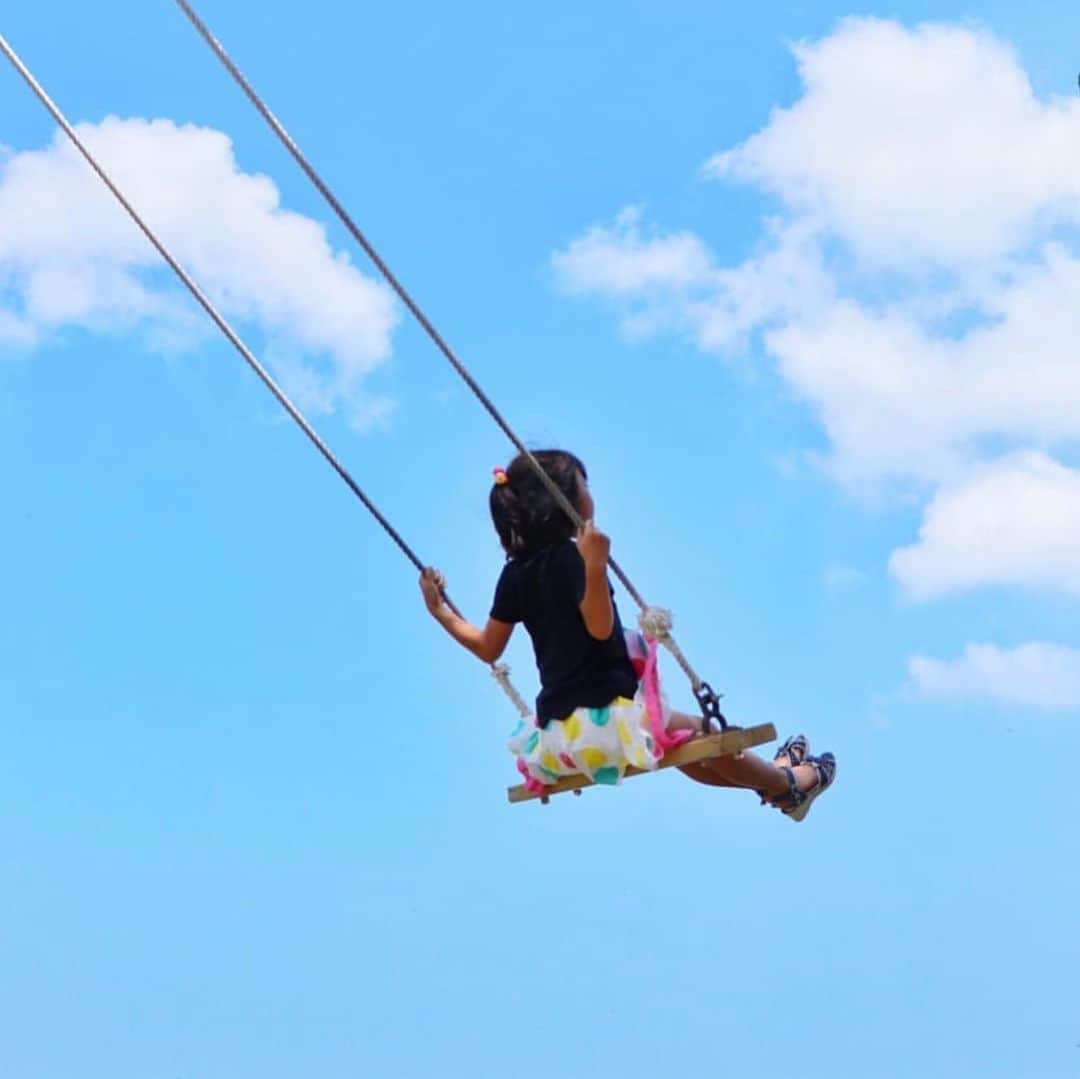 iko-yo（いこーよオフィシャル）さんのインスタグラム写真 - (iko-yo（いこーよオフィシャル）Instagram)「・﻿ ーーーーーーーーーーーーーーーーーー﻿ ユーザー投稿pic紹介😎🌴🌺﻿ ーーーーーーーーーーーーーーーーーー﻿ ﻿ 🗣️caption💭﻿ #アカオハーブアンドローズガーデン🌹🌿﻿ 暑くて辛かったけど天気がいい方が空と海がキレイ😊﻿ あの暑さの中、走り回る子供たちのスタミナ凄いわ(笑)﻿ ﻿ ✨pick up✨﻿ ♥️ @mirimama0622﻿ 🗾 静岡県熱海市﻿ 🏛 #アカオリゾート﻿ 💟facilities💟﻿ 広大な花の楽園🌼﻿ ガイド付きの専用シャトルバスやショッピング、グルメ、ハーブを活かした手作り体験工房などの施設があり、子連れで楽しめます😆✨﻿ 🈁 https://iko-yo.net/facilities/3058﻿ ﻿ ﻿ 🐾いこーよ公式インスタグラム🐾﻿ @ikoyo_official では、子育てやおでかけに関する写真を募集しています﻿ ﻿ まずは、 @ikoyo_official をFollow 📲﻿ その後は、#いこーよ をタグ付けしてインスタグラムを投稿してください😆♥️﻿ ﻿ とくに魅力的な写真は、公式instagramをはじめ、いこーよ内の記事でも紹介&使用させていただく場合がございます👌﻿ ﻿ 子どもに関するものなら、どんなものでもOK🙆‼︎﻿ 親子でおでかけした思い出や、お子さんとの日常など、沢山のご投稿お待ちしております‼︎ ✨﻿ ﻿ #いこーよ #子どもとお出かけ #夏休み #空飛ぶブランコ #伊豆旅行 #熱海旅行」8月22日 11時47分 - ikoyo_odekake