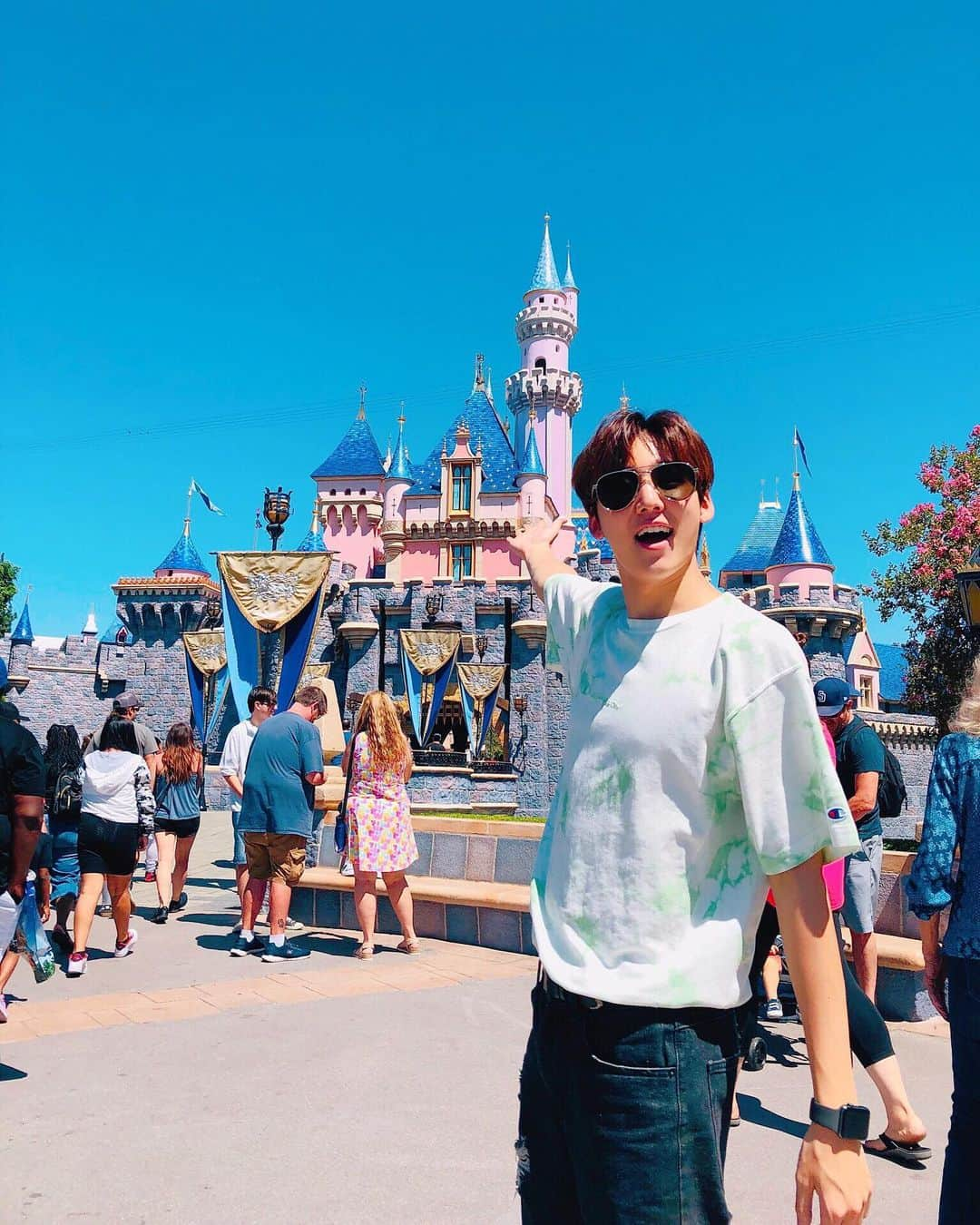 ケビン さんのインスタグラム写真 - (ケビン Instagram)「HAPPIEST PLACE ON EARTH🏰 #Disneyland #CaliforniaAdventure」8月22日 11時50分 - kevinwoo_official