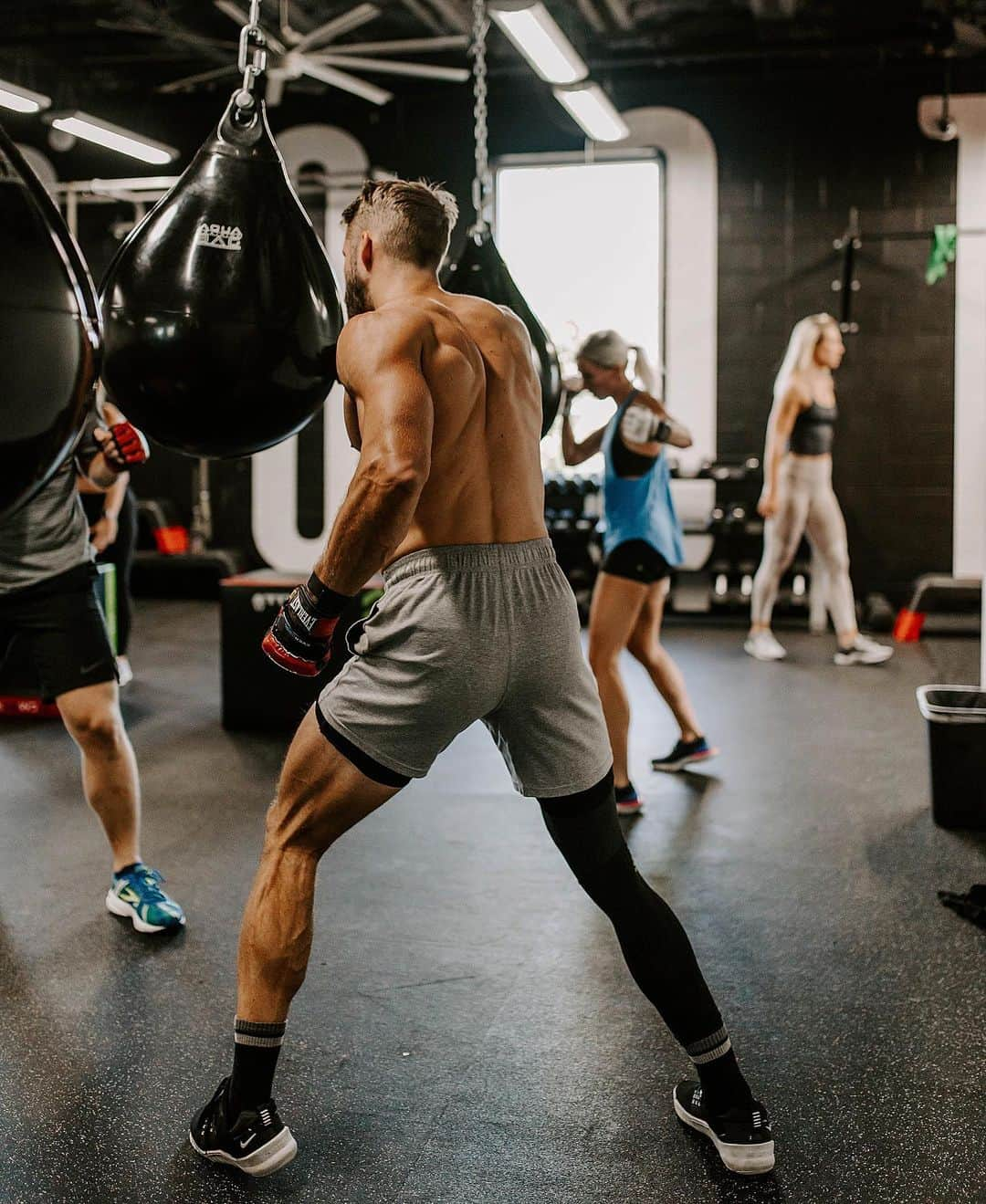 ショーン・ブースさんのインスタグラム写真 - (ショーン・ブースInstagram)「Jabbin’, crossin’, and uppercuttin’ my way through the morning 🥊 . Boxing engages the entire upper AND lower body, which is why it’s one of my favorite full body workouts! . 📸: @drekrist . #BOOTHCAMPteam #boxing #fullbodyworkout #personaltrainer」8月22日 22時47分 - shawn_booth18