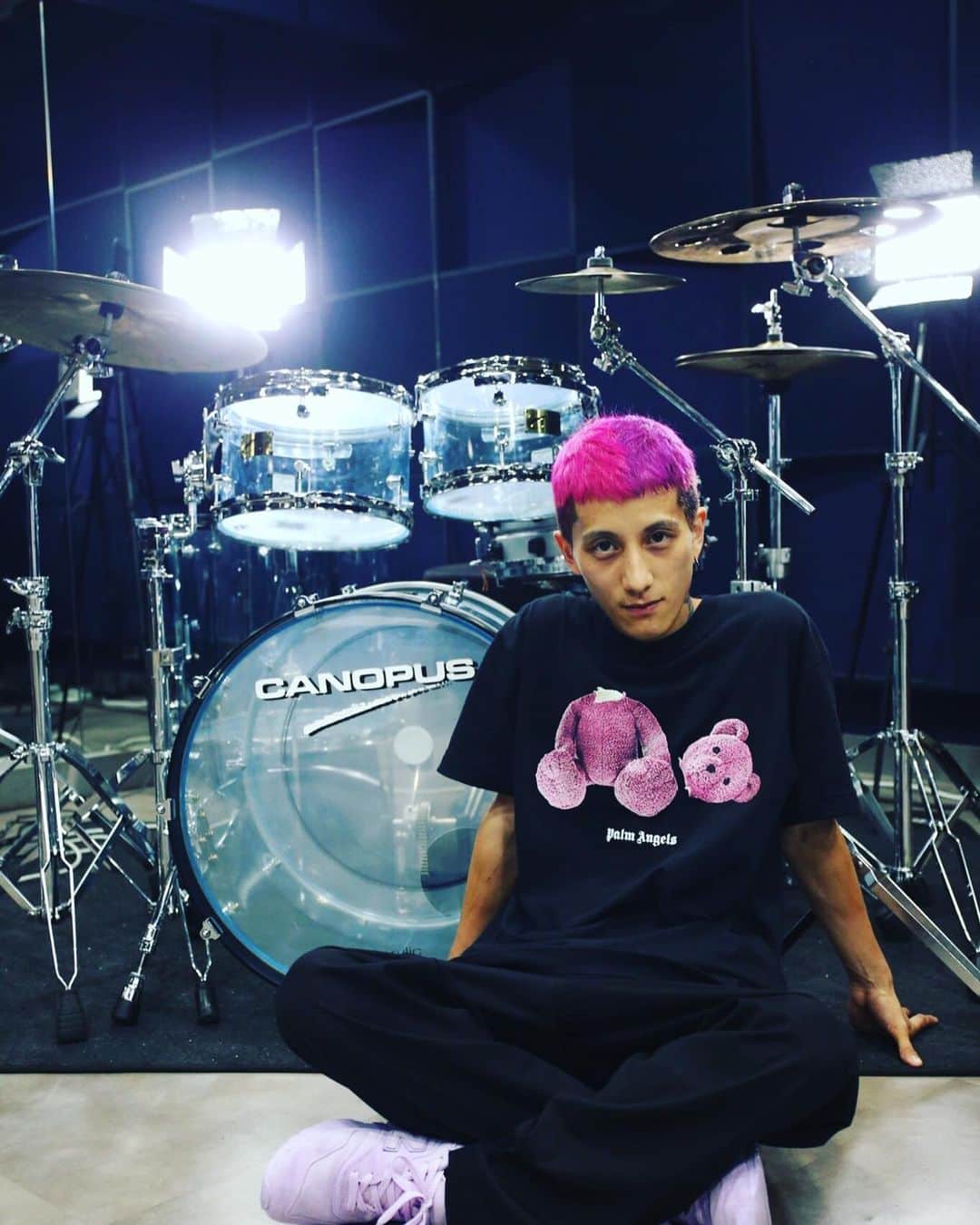 のインスタグラム：「#killthebear  #Acrylicdrums 📷 @elves63 📷 🥁@canopusdrumsjp @sabian_jp 🥁 👕 @story_okayama @palmangels 👕 👟 @newbalance 👟」