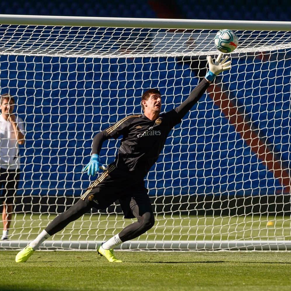ティボ・クルトゥワのインスタグラム：「Con ganas de jugar en casa! #HalaMadrid #TC13」