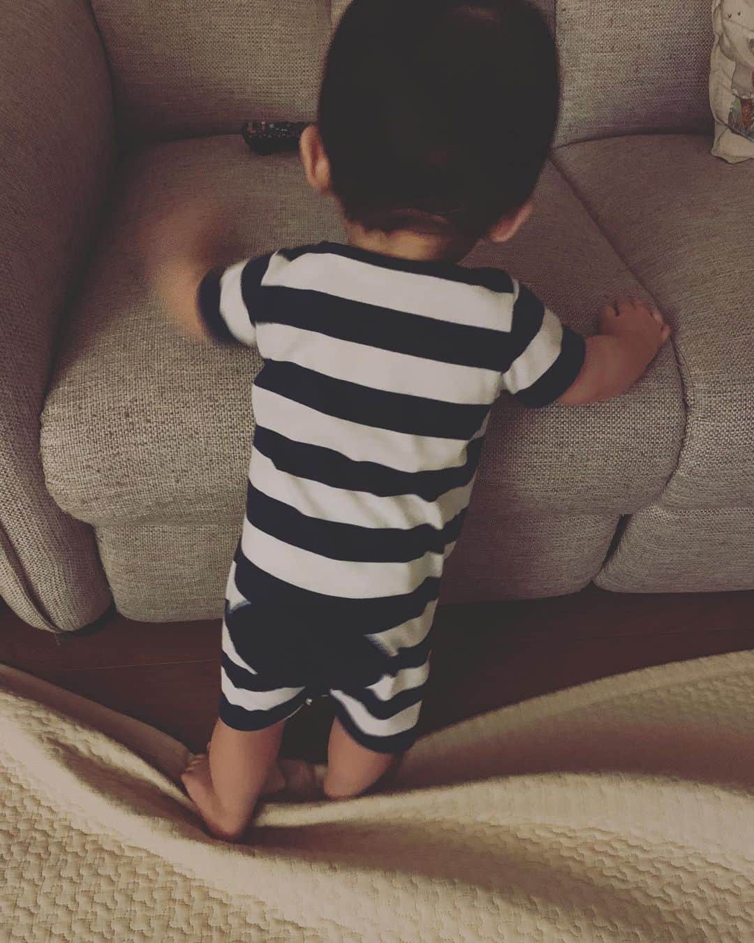 百千糸のインスタグラム：「つかまり立ちし始めました^_^  凄いね！成長成長ー！」