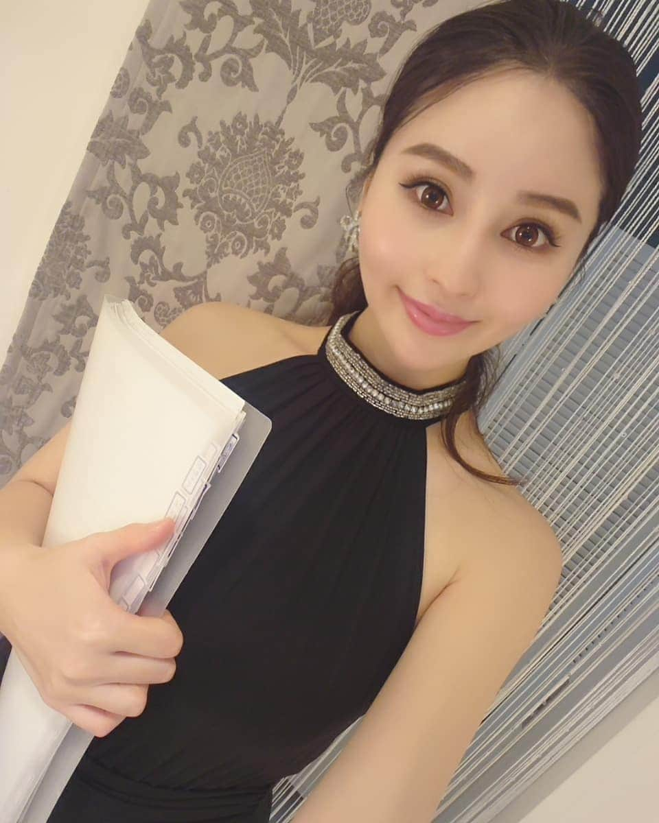 CHIKAさんのインスタグラム写真 - (CHIKAInstagram)「. 毎日暑い中サロンへお越し頂きありがとうございます🥰💕 . 書類を片付けにサロンへ💕 @laura_tokyo  は私にとっても確実に美を更新出来る大好きなパワースポット♡自信作です♥️ . #LAURAbeautysalon #ローラビューティサロン #エステ #本格派 #美肌 #小顔 #エイジングケア #アンチエイジング #シーライン #Sheline #たるみ #しわ #リフトアップ #ハリ #ハイフ #HIFU #ダブロ #ツヤ #艶肌 #若返り #シワ #コラーゲン生成 #ハーブピーリング #トラブルゼロ #美肌 #美白 #東京都中央区 #当日予約OK  #女性専用」8月22日 21時14分 - chika72714