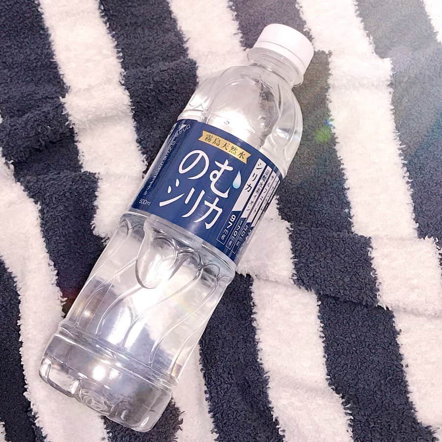 橘珠里さんのインスタグラム写真 - (橘珠里Instagram)「まだまだ暑い日が続いていて、水分補給が欠かせませんね☀️ ⠀ ⠀ 私はお水が大好きで、普段からたくさん飲むのですが、この時期はさらにこまめな水分補給を心がけています🥤✨ ⠀ ⠀ どうせ飲むならば良いものを…と思い、この夏はミネラルが豊富に溶け込んだ『 #のむシリカ 』( @nomusilica_official )を愛飲しています♡ ⠀ ⠀ 健康に良いお水と言うと、飲みにくいイメージがありますが、この『のむシリカ』はとても飲みやすいんです☺️🎶 ⠀ ⠀ 美容サイトの口コミでも話題で、最近色々なところで のむシリカ 見かけるなぁ…💭と思っていたら、先日JRの駅でも、たくさんの『のむシリカ』のポスターを発見🔍✨ ⠀ ⠀  思わず記念撮影🤳🏻笑⠀ ⠀ #シリカ はお肌や髪など全身に重要な成分ですが、残念ながら年齢とともに減少してしまうそう…⠀ ⠀  皆さんも見かけたら、是非試してみてください🍀 *----*----*----*----*----* #霧島天然水のむシリカ #のむシリカ  #シリカ #pr #シリカ水 #お水好き #健康 #健康生活 #水分補給 #ミネラル補給 #天然水 #ケイ素 #中硬水 #ナチュラルミネラルウォーター #JR恵比寿駅」8月22日 21時17分 - jurinu