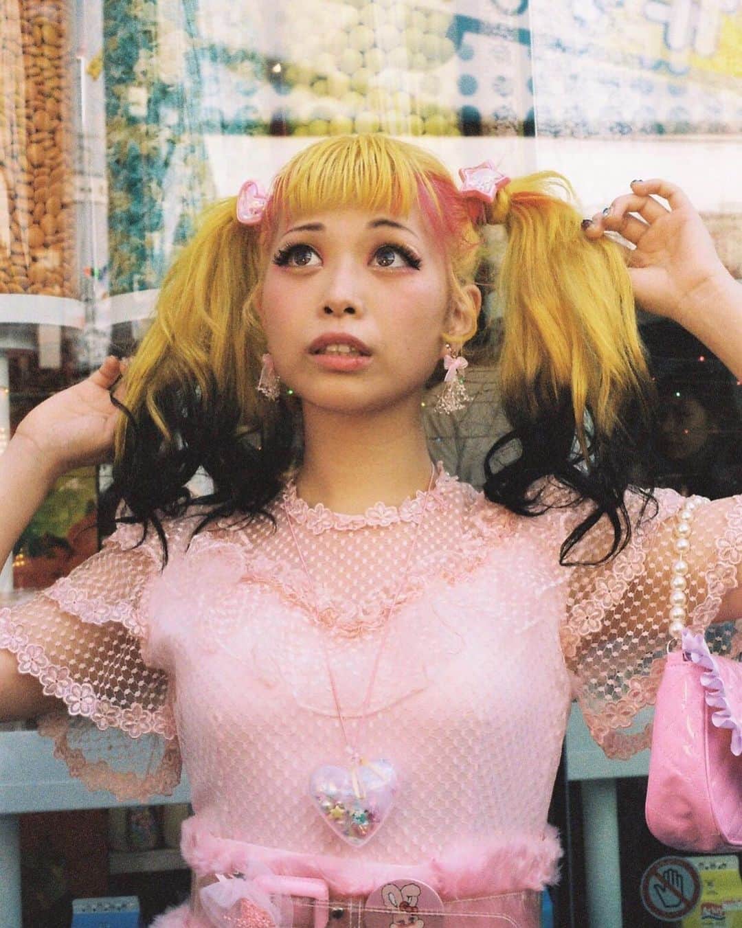 のインスタグラム：「🌸ℙ𝕀ℕ𝕂🌸 📚 @thecomm.online 📸 @k_meine 👗 @choom.online」