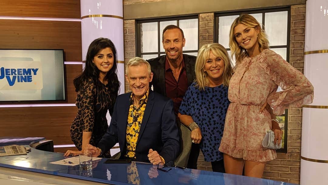 Ashley Jamesさんのインスタグラム写真 - (Ashley JamesInstagram)「Absolutely love being a guest on @jeremyvineon5 and really enjoyed today's panel and topics. 📺🌸 We talked more about IVF, as well as the media's treatment of Meghan Markle (I wish they would stop bullying her and leave her alone), as well many other things. 🥰 I always love doing this show as I get to discuss a wide range of topics, listen and learn from other people's perspectives, and most importantly stand up for topics and people I feel strongly about. Thanks to everyone who tuned in and left lovely messages. 💘 My playsuit is from @allsaints for those asking, and earrings are @cabochondiamonds 🌸」8月22日 21時25分 - ashleylouisejames