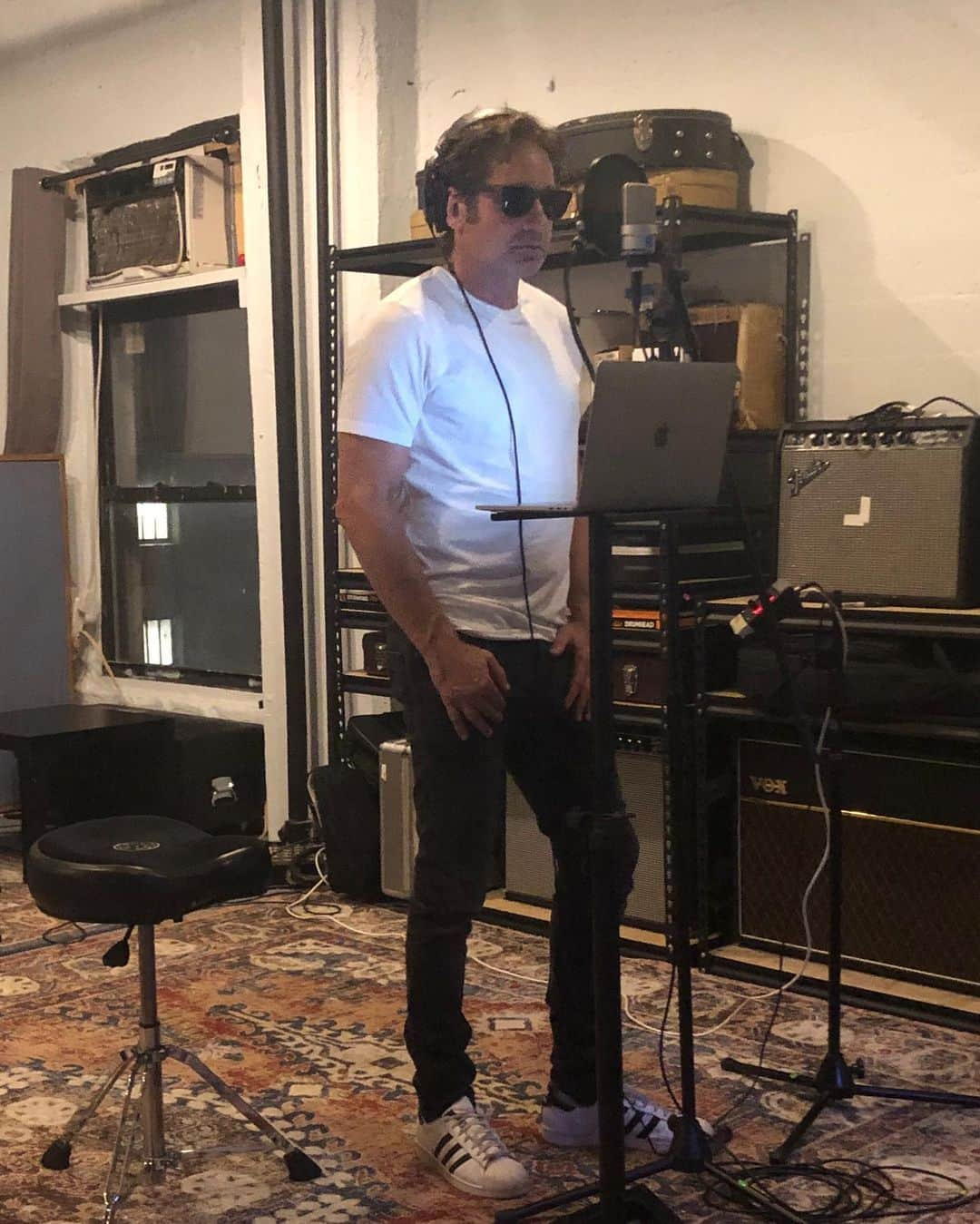 デイヴィッド・ドゥカヴニーさんのインスタグラム写真 - (デイヴィッド・ドゥカヴニーInstagram)「Recording new songs.」8月22日 21時25分 - davidduchovny