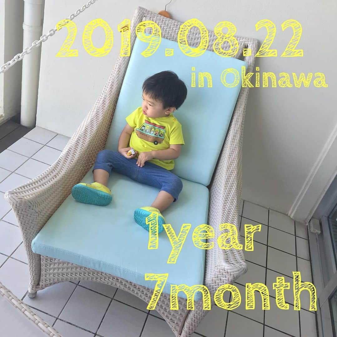 のインスタグラム：「沖縄にて#1y7m  になりました！  #初めての海 は最初ちょっと泣いたけど直ぐに慣れて物怖じせずどんどん深い方に歩いていくので説得するのが大変でした。 そのあとプールで潜っちゃった時はびっくりしてないてたけど、直ぐに復活。  たくましくなったもんだ。朝6時に起きて夜9時までほぼお昼ねなしで遊ぶのはママの方がぐったり🤪  ホテルのショップで見つけた#お取り寄せトラック #シーサー が乗っていてかわいい。  早速床で走らせる。  #1year7month#沖縄#家族旅行#遅い夏休み#男の子ママ#MYTreasure」