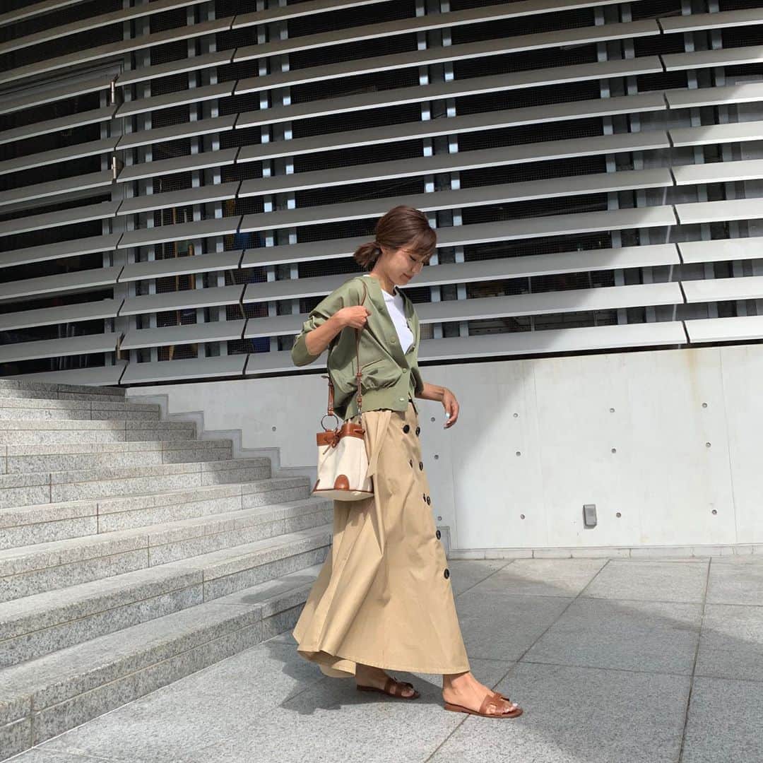 のインスタグラム：「いつかの green× beige🌿🍂 ・ ・ お気に入りのくすみグリーンのカーデは @stunninglure でget! ・ ・ ・ tops #stunninglure skirt #normbyhiron bag #ayakobag shoes #hermes」