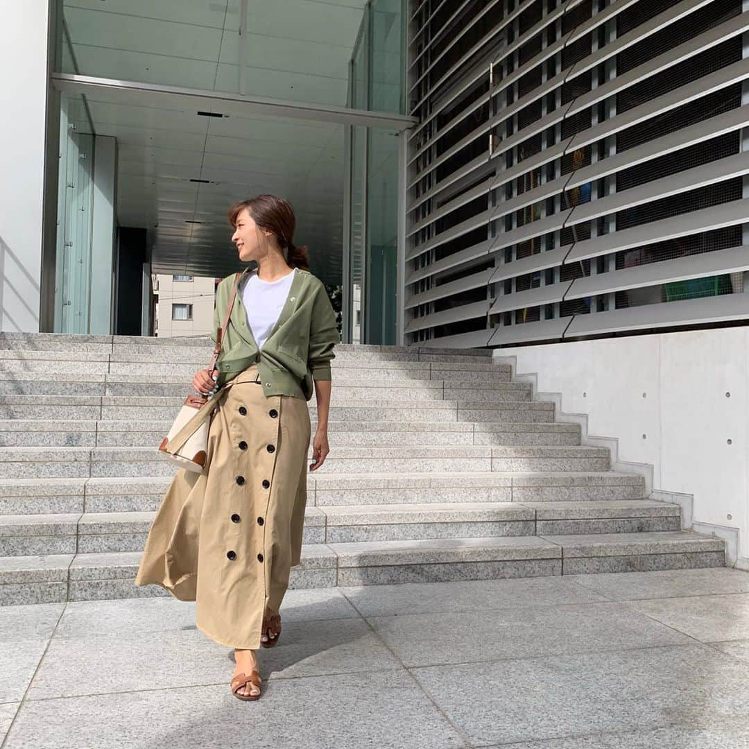 Hiromi Ｍaedaさんのインスタグラム写真 - (Hiromi ＭaedaInstagram)「いつかの green× beige🌿🍂 ・ ・ お気に入りのくすみグリーンのカーデは @stunninglure でget! ・ ・ ・ tops #stunninglure skirt #normbyhiron bag #ayakobag shoes #hermes」8月22日 21時26分 - hiron953