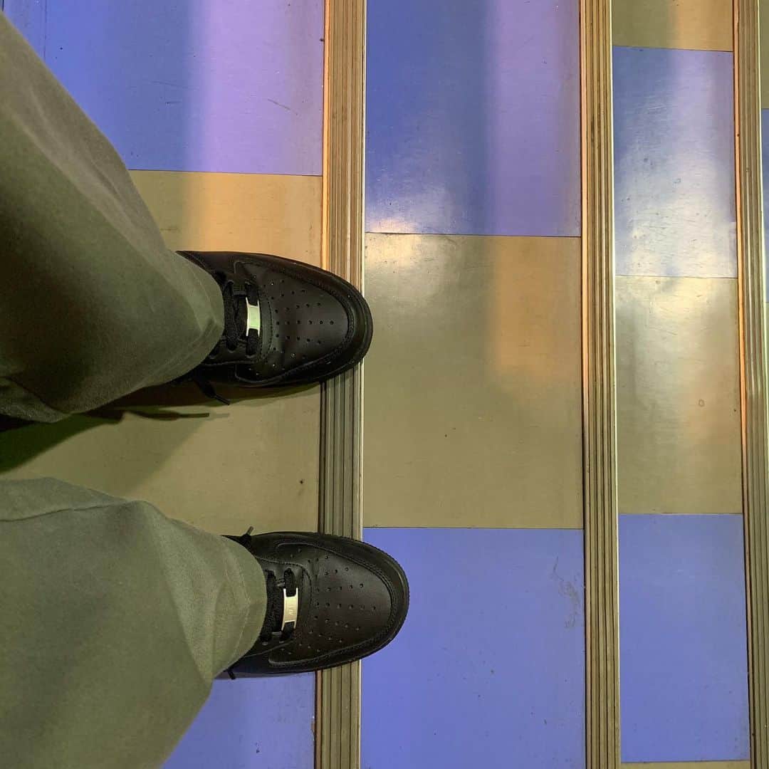 本田響矢さんのインスタグラム写真 - (本田響矢Instagram)「珍しくエアフォースワン この日の服が階段とマッチしてたので撮りました、足元だけですが🦶」8月22日 21時27分 - k__y__o__y__a.h