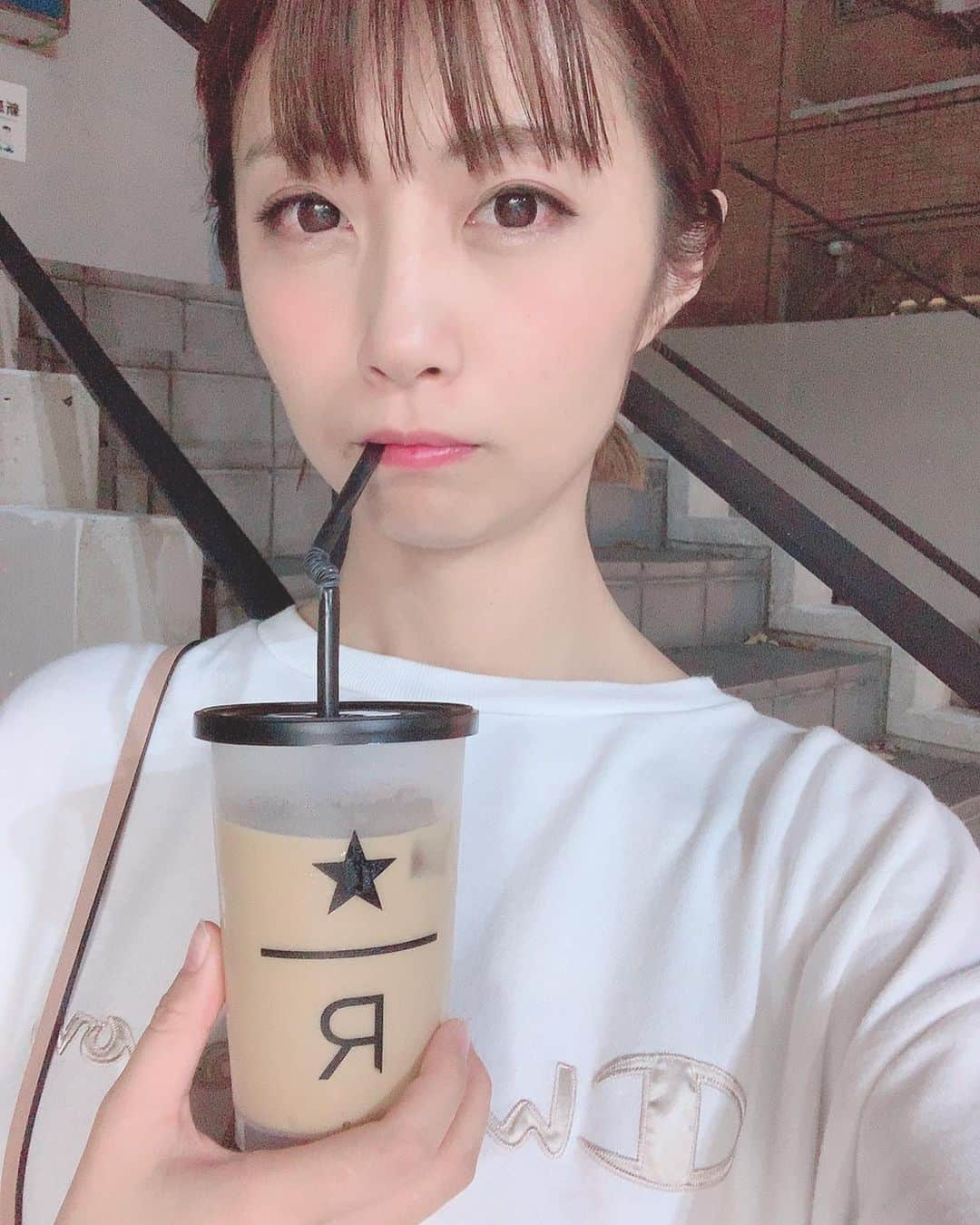 古川真奈美さんのインスタグラム写真 - (古川真奈美Instagram)「.﻿ .﻿ タピオカじゃないよ、スタバだよ。﻿ 普通のスタバよりちょっと値段高めのスタバ。﻿ 上品な味がする、美味しい🥺❤️☕︎﻿ ﻿  #inspiredbystarbucks  #instagood  #instadiary ﻿ #instalike #instamood ﻿ #ow #instapic #instaphoto﻿ #girl　#follow #followme  #gravure  #japanesegirl  #selfies  #インスタグラビア」8月22日 21時37分 - mana_0619