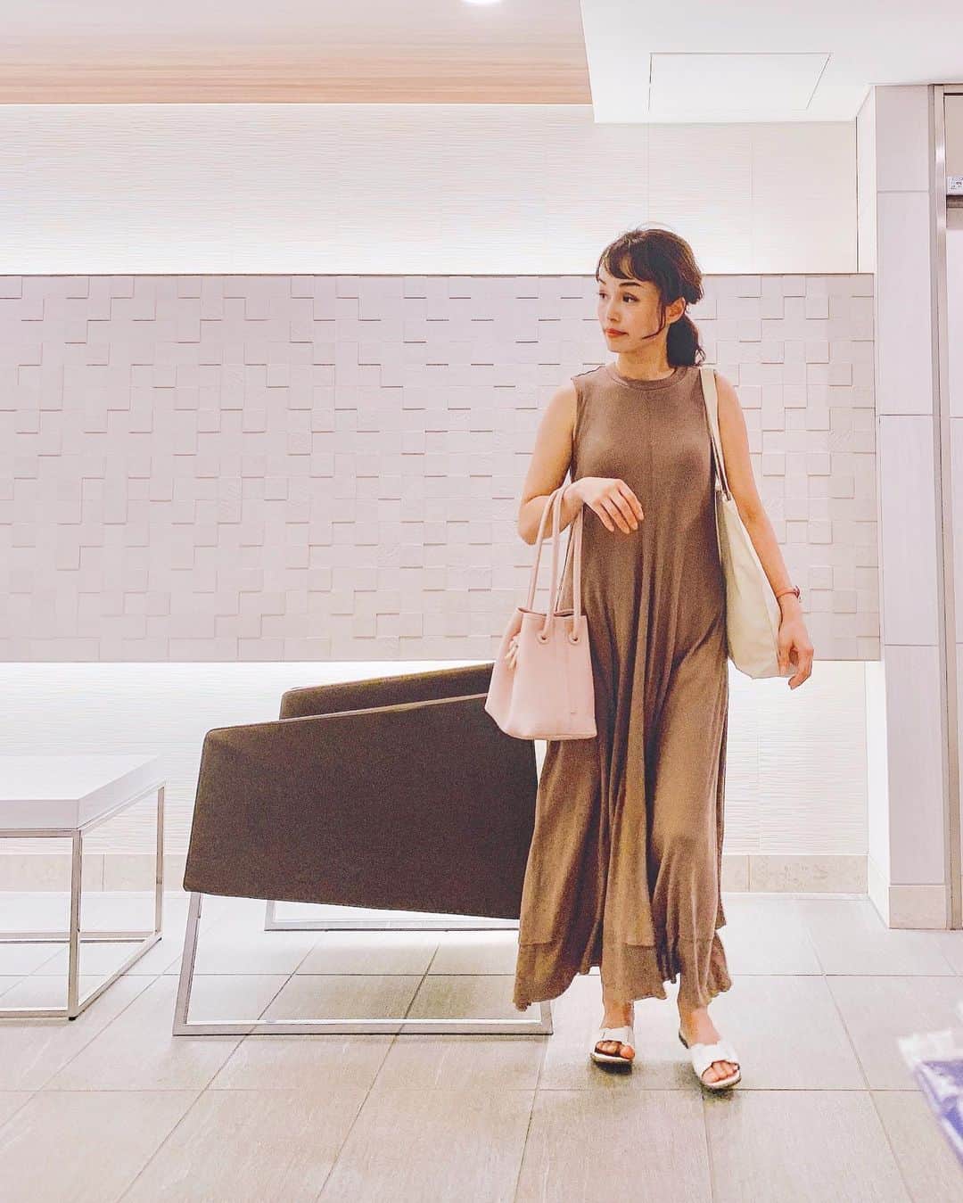 のインスタグラム：「久しぶりのコーデ投稿失礼します😅  もー猛暑の夏は服着てないのかってくらい写真撮れませんね😇 そんな余裕が一切ない。 それが夏の私です😭  でも今日着てたこのワンピース👗 @milaowen_official のもので前の黒も持ってるんですけど細リブカットソーの定番ワンピ🎶  ここ数年出てる…はずです☺️ 今年のは裾がアシンメトリーになっていてさらに二重のところが段差付いてます✨ フレア感も増えたような…  大きい方のサイズ欲しかったけど😅 なかったのでサイズ０です  あとベージュに合わせたかった @vasic_japan の @tomorrowland_womens 別注スモーキーピンクカラー🥺  グレージュと迷ったけど本能に従って←← ピンクにして良かったかな😭💓 Op  #milaowen  Bag  #vasic Sandals @kobe_lettuce  #ootd #outfit #fashion #fashionlover #大人カジュアル #ママコーデ #ママファッション #プチプラコーデ #プチプラファッション #今日のコーデ #コーディネート #ootd_kob #locari #hugmugstylingbu #dorris_jp」