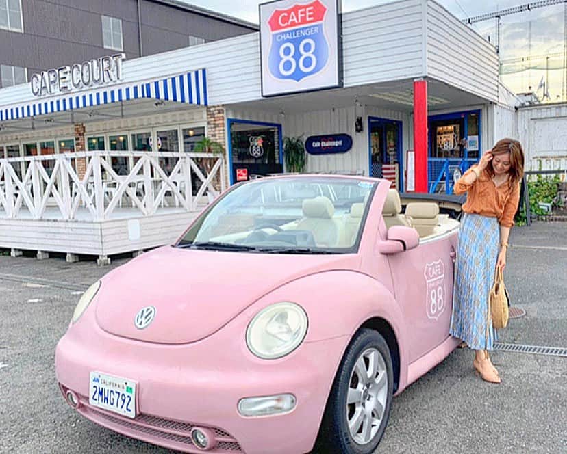 ree_mstorynさんのインスタグラム写真 - (ree_mstorynInstagram)「#pinkvolkswagen  桃のパフェが美味しいお店には 桃色のかわいい車が🍑 ピンクの服着ていけばよかったなぁ ・ ・ #cafechallenger88 #大阪cafe #大阪カフェ #八尾 #volkswagen #pink #ピンクの車 #coordinate #outfit #ootd #vsco #vscam」8月22日 21時47分 - ree_mstoryn