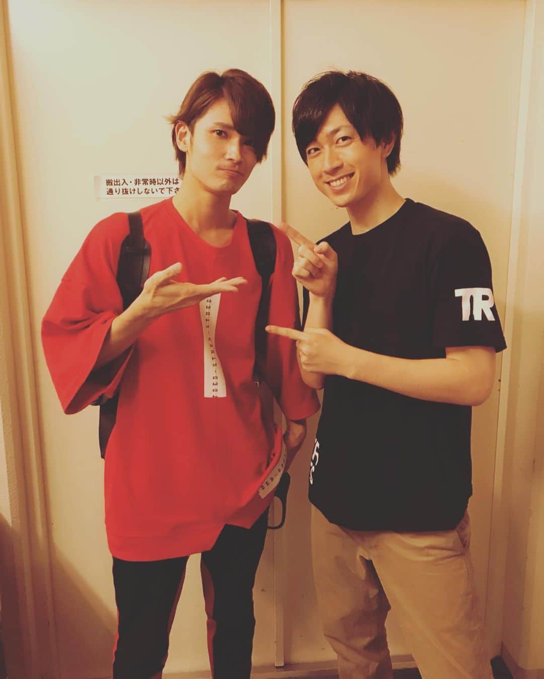 のインスタグラム：「今日は2回共演歴のあるアジ（網代将悟）初主演の舞台『星降る学校』の観劇に行ってきました！ 僕が主演のときに支えてくれたアジ、今回は主演として頑張ってて俺も改めて頑張らなきゃって思えた😊✨✨✨ 内容としてはメッセージ性がかなり強くて重いテーマなのにそう思わせない、笑いもありでもしっかりと届く舞台でホロリともくる、僕も命を大事にして生きようって改めて思いました🍀 日曜日までやってるのでお時間ある方は是非〜♪千穐楽までキャストの皆様、スタッフの皆様駆け抜けてくださいませ！ そうそう、今日観に行ったこの作品の脚本演出は僕が次出演予定の舞台『5分後を変えろ！！〜砂時計がもたらす奇跡〜』でも脚本演出をしてくださる荒木太朗さんでした、、、観てみて僕自身もより次の舞台も楽しみになりました❤️今日は直接ご挨拶もさせていただきました！そして明日はいよいよ始動！ビジュアル撮影いってきます🙌 #舞台 #星降る2019 #5分後を変えろ #役者 #俳優 #若菜太喜 #フォローしてね #followme #thankyou」