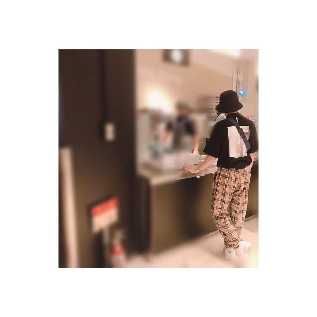 岡田鷹斗さんのインスタグラム写真 - (岡田鷹斗Instagram)「IKEA de off shot...📸👦 ・ ・ ・ 撮影者→okadayukari(mother🤱) ・ ・ ・ 久しぶりに親子でめちゃくちゃ色んな話したり、僕がお母さんを車に載せて高速乗るのも なんだか新鮮でした。  #IKEA  #homecenter  #japan #fashion  #men #mother #holiday #drive  #fira #supreme #NEVAGIVEUP  #岡田鷹斗」8月22日 21時42分 - okada_takato