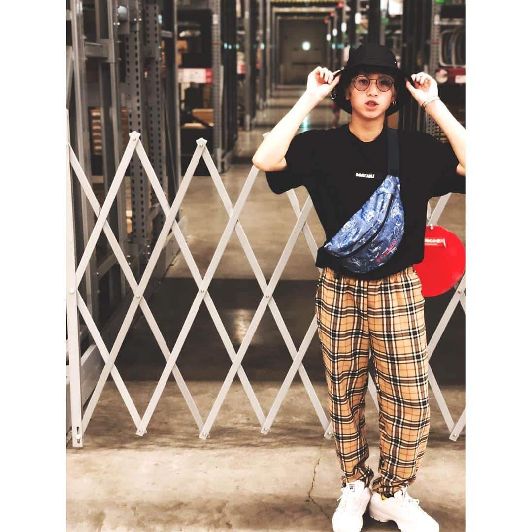 岡田鷹斗のインスタグラム：「IKEA de off shot...📸👦 ・ ・ ・ 撮影者→okadayukari(mother🤱) ・ ・ ・ 久しぶりに親子でめちゃくちゃ色んな話したり、僕がお母さんを車に載せて高速乗るのも なんだか新鮮でした。  #IKEA  #homecenter  #japan #fashion  #men #mother #holiday #drive  #fira #supreme #NEVAGIVEUP  #岡田鷹斗」