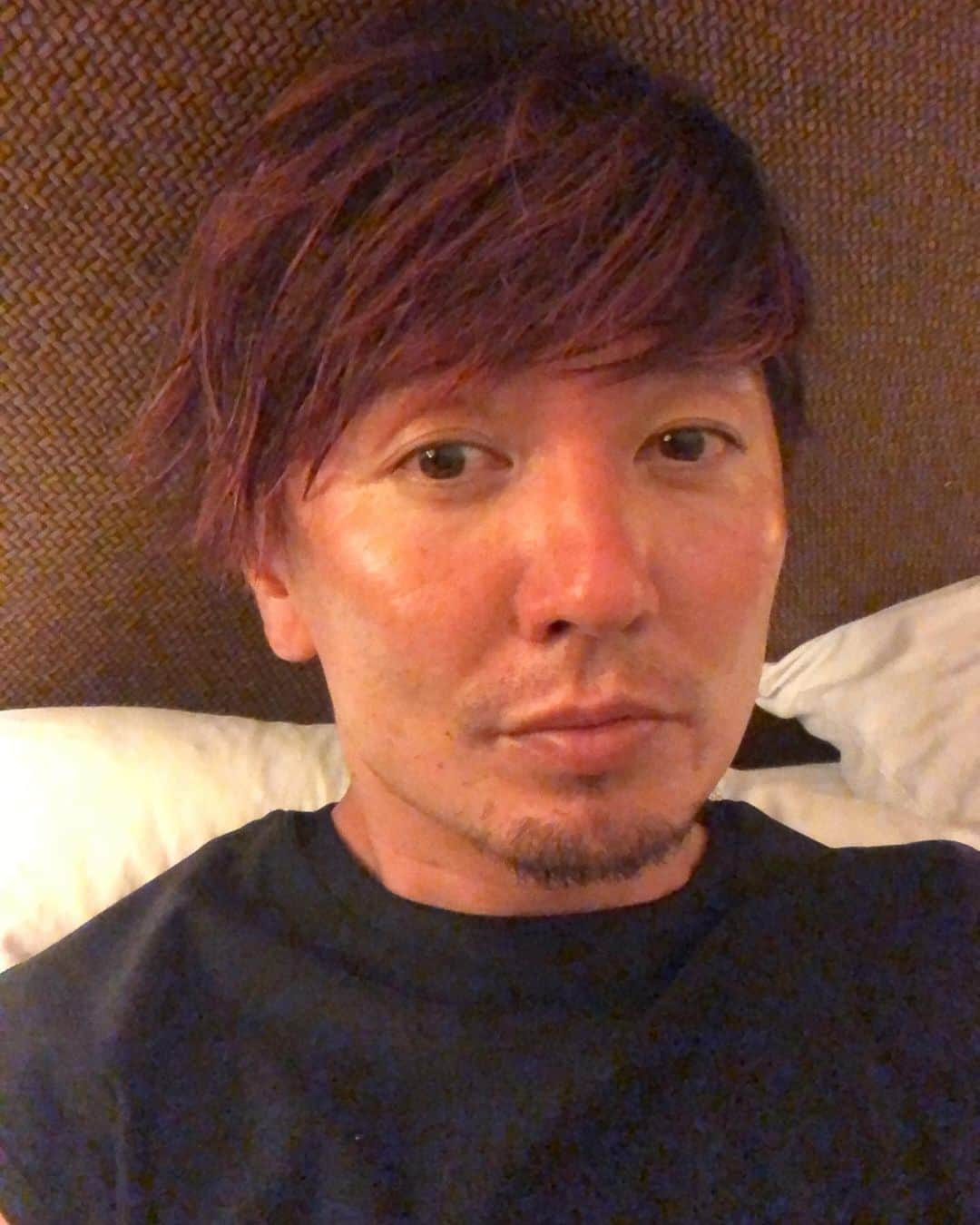 SHOCK EYEさんのインスタグラム写真 - (SHOCK EYEInstagram)「こっちにきて勢いで髪の毛、赤く染めてみた😂 ウォルマートで買ったカラー剤、最初赤く入り過ぎたけど、プールで落ちて、ちょうど良い感じ👍 いつも綺麗に染めてくれる美容師さん、ごめんなさいね😆🙏 てか、顔も赤いねw #赤髪のショックン #風乃 #四皇 #の１人 #なんちゃって」8月22日 21時43分 - shockeye_official