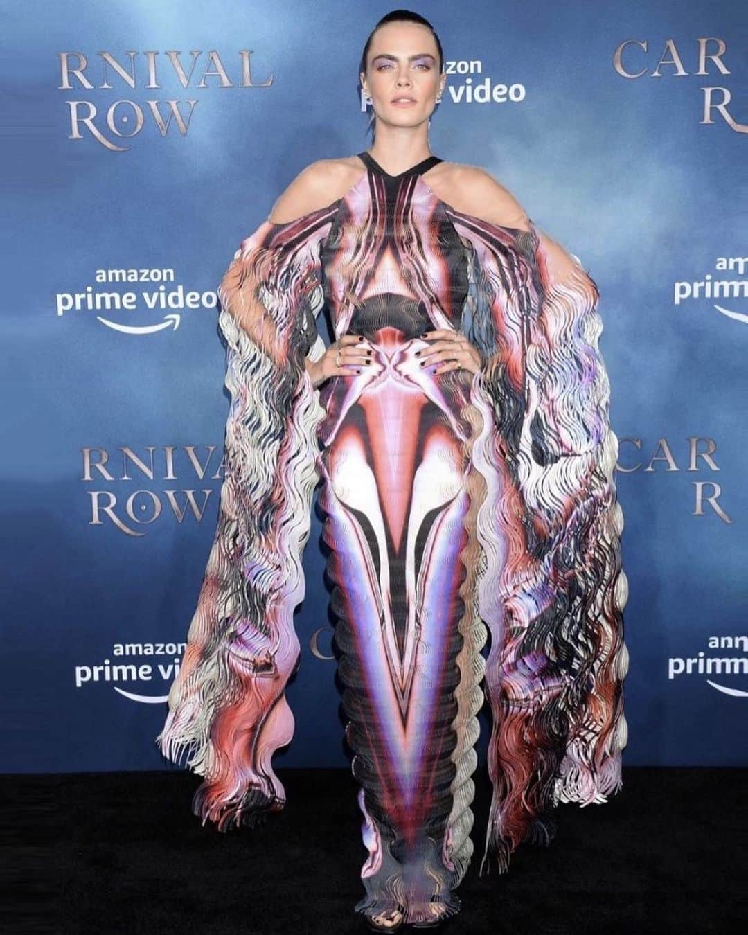 Iris Van Herpeさんのインスタグラム写真 - (Iris Van HerpeInstagram)「Mesmerizing @caradelevingne looks hypnotically graceful at the Hollywood premiere of @carnivalrow, wearing Iris van Herpen ‘Poiesis’ cape gown. ∞ Styled by: @marielhaenn and @robzangardi  #irisvanherpen #hypnosiscouture #caradelevingne #carnivalrow」8月22日 21時45分 - irisvanherpen