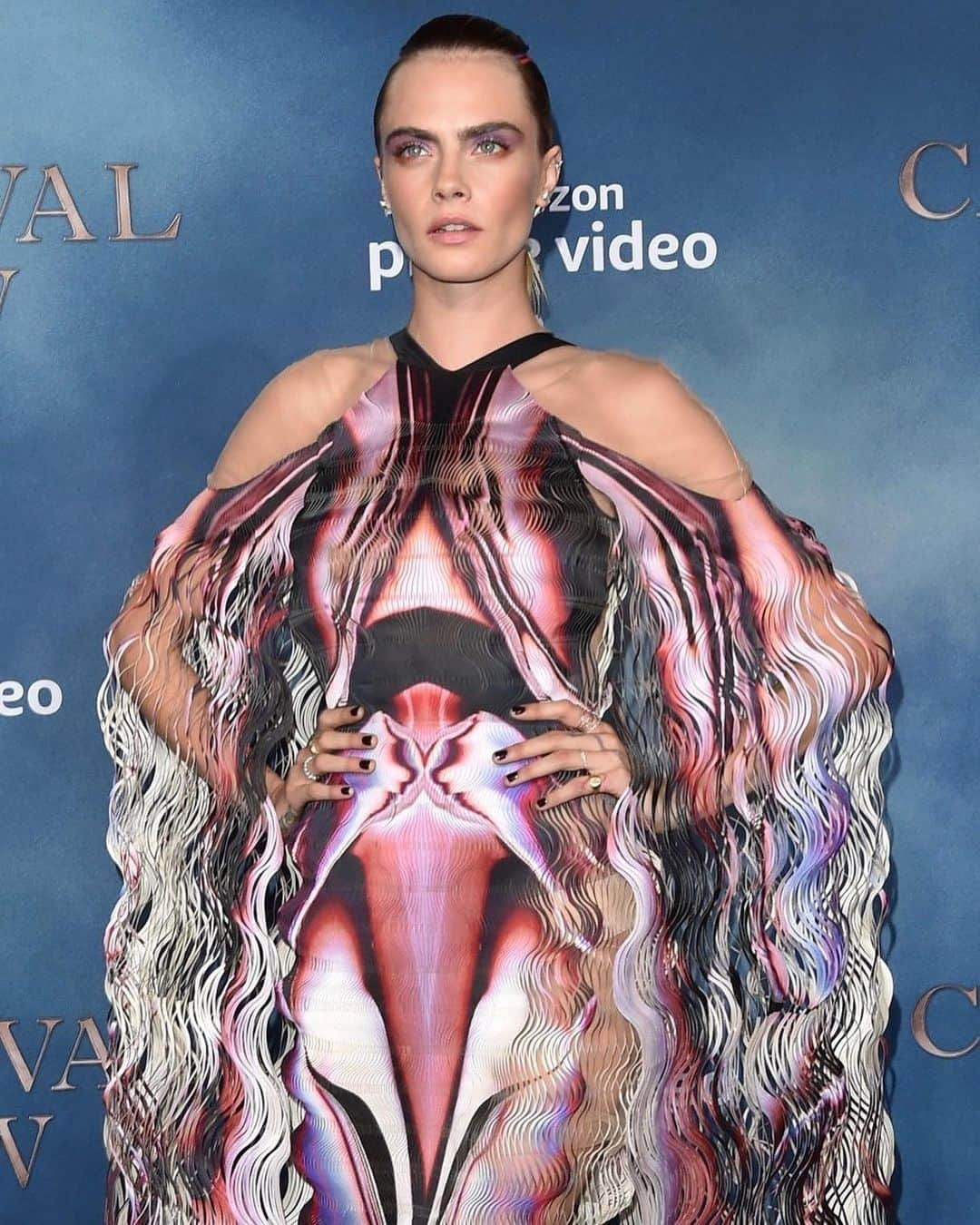 Iris Van Herpeさんのインスタグラム写真 - (Iris Van HerpeInstagram)「Mesmerizing @caradelevingne looks hypnotically graceful at the Hollywood premiere of @carnivalrow, wearing Iris van Herpen ‘Poiesis’ cape gown. ∞ Styled by: @marielhaenn and @robzangardi  #irisvanherpen #hypnosiscouture #caradelevingne #carnivalrow」8月22日 21時45分 - irisvanherpen