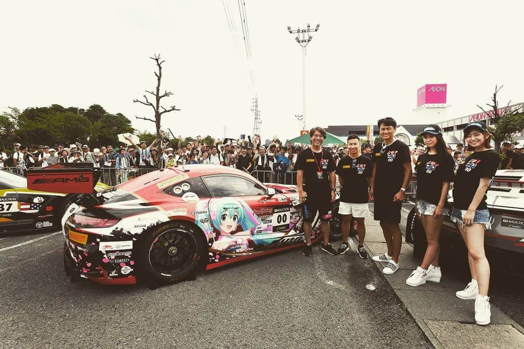 小林可夢偉さんのインスタグラム写真 - (小林可夢偉Instagram)「Beginning to start Suzuka 10H race. Always good to be back with @goodsmileracing and this epic car. Let’s get big prize money 💴 😉 鈴鹿10時間耐久が始まります。 GSRの仲間と一緒走れる瞬間を楽しみにしてたので今回こそは大量の賞金獲得に向けて頑張ろう👍」8月22日 21時55分 - kamuikobayashi