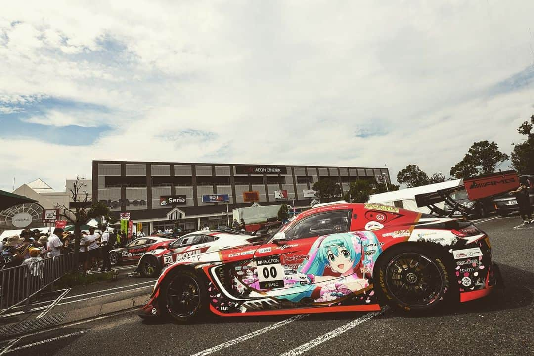 小林可夢偉さんのインスタグラム写真 - (小林可夢偉Instagram)「Beginning to start Suzuka 10H race. Always good to be back with @goodsmileracing and this epic car. Let’s get big prize money 💴 😉 鈴鹿10時間耐久が始まります。 GSRの仲間と一緒走れる瞬間を楽しみにしてたので今回こそは大量の賞金獲得に向けて頑張ろう👍」8月22日 21時55分 - kamuikobayashi