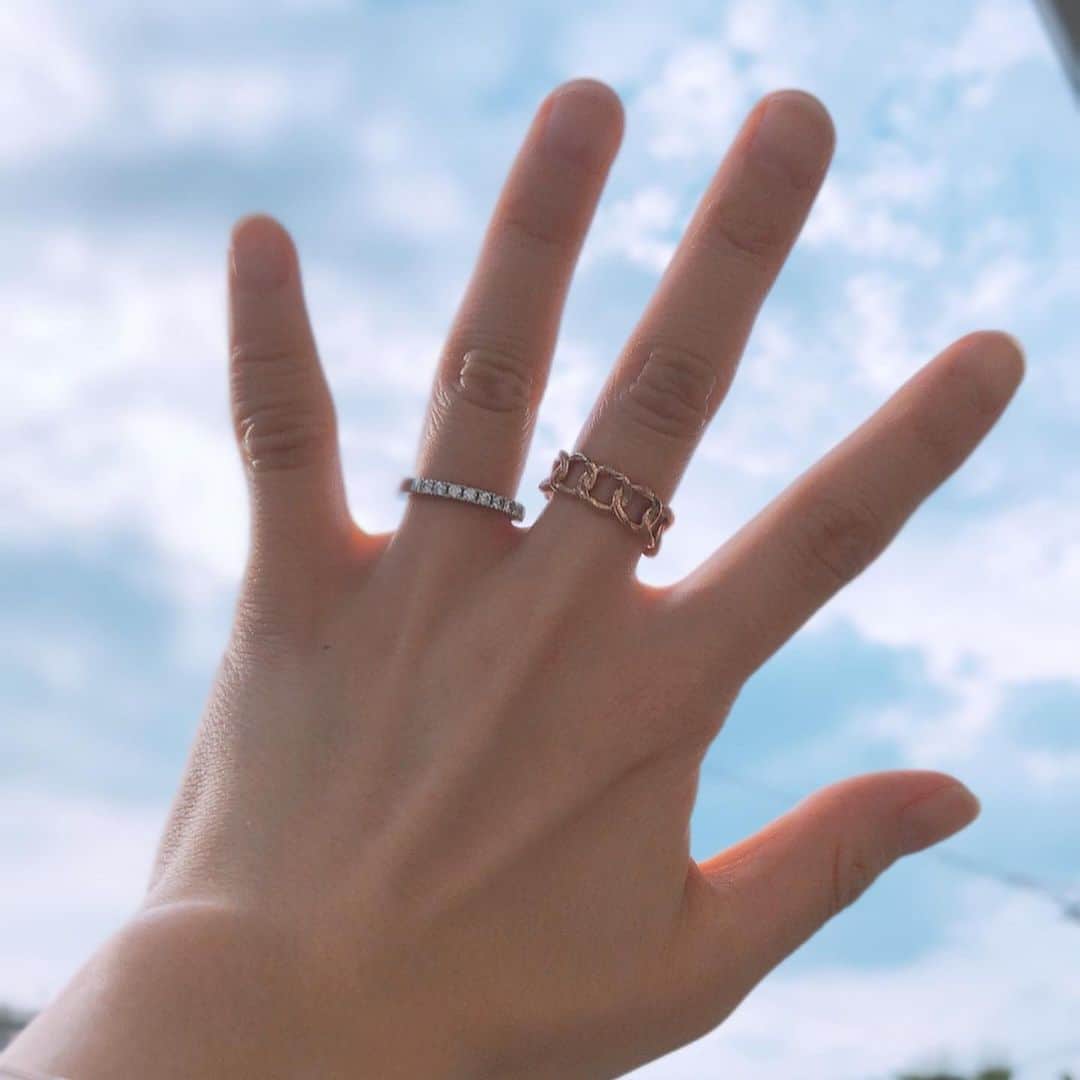関口未来さんのインスタグラム写真 - (関口未来Instagram)「中指の指輪はハワイアンジュエリー💍 @jjra00 ハワイでは愛する人から想いを込めてハワイアンジュエリーを贈る習慣があるそうです🌺 このジュライスの指輪もなんだかあたたかみがあって、好き🐚 . 医療器具にも使われる安心で安全な素材「サージカルステンレス316L」を使用しているので、海にいっても錆びない🥺これすごい嬉しい❤️❤️贈り物や、マリンスポーツのおしゃれに❣️ジュライスで、検索してみてねー💍 . . #jjra00 #ジュライス #ハワイアンジュエリー #ハワイ #hawaii #ハワイ好き  #ハワイ好きな人と繋がりたい  #アクセサリー #リング #ピンクゴールド #サージカルステンレス #サージカルステンレスアクセサリー  #accessory #ring #リング #おしゃれ #おしゃれさんと繋がりたい  #おちびコーデ  #おちびの輪  #148cmコーデ  #pr」8月22日 21時47分 - miki.sekiguchi_x