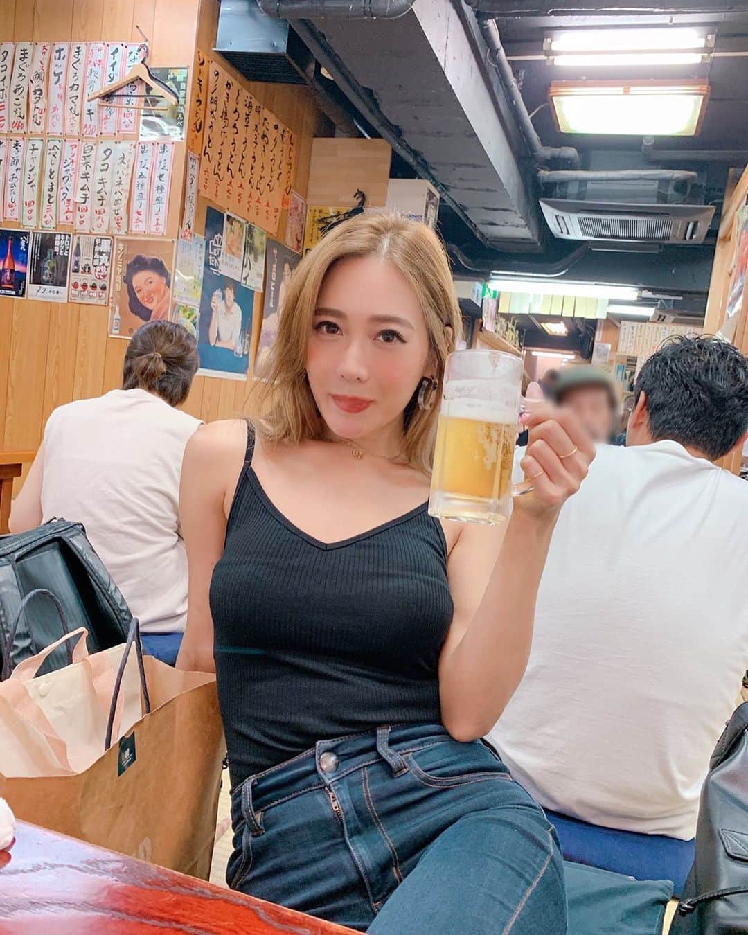 のインスタグラム：「渋すぎるお店での写真がちょっぴり恥ずかしくてなんともいえない表情に… でもこういう所大好物💘🍻 止まらぬおじさん化♡🤣 オススメのお店あったら教えてくださーいっ！🍶🍢🥢」