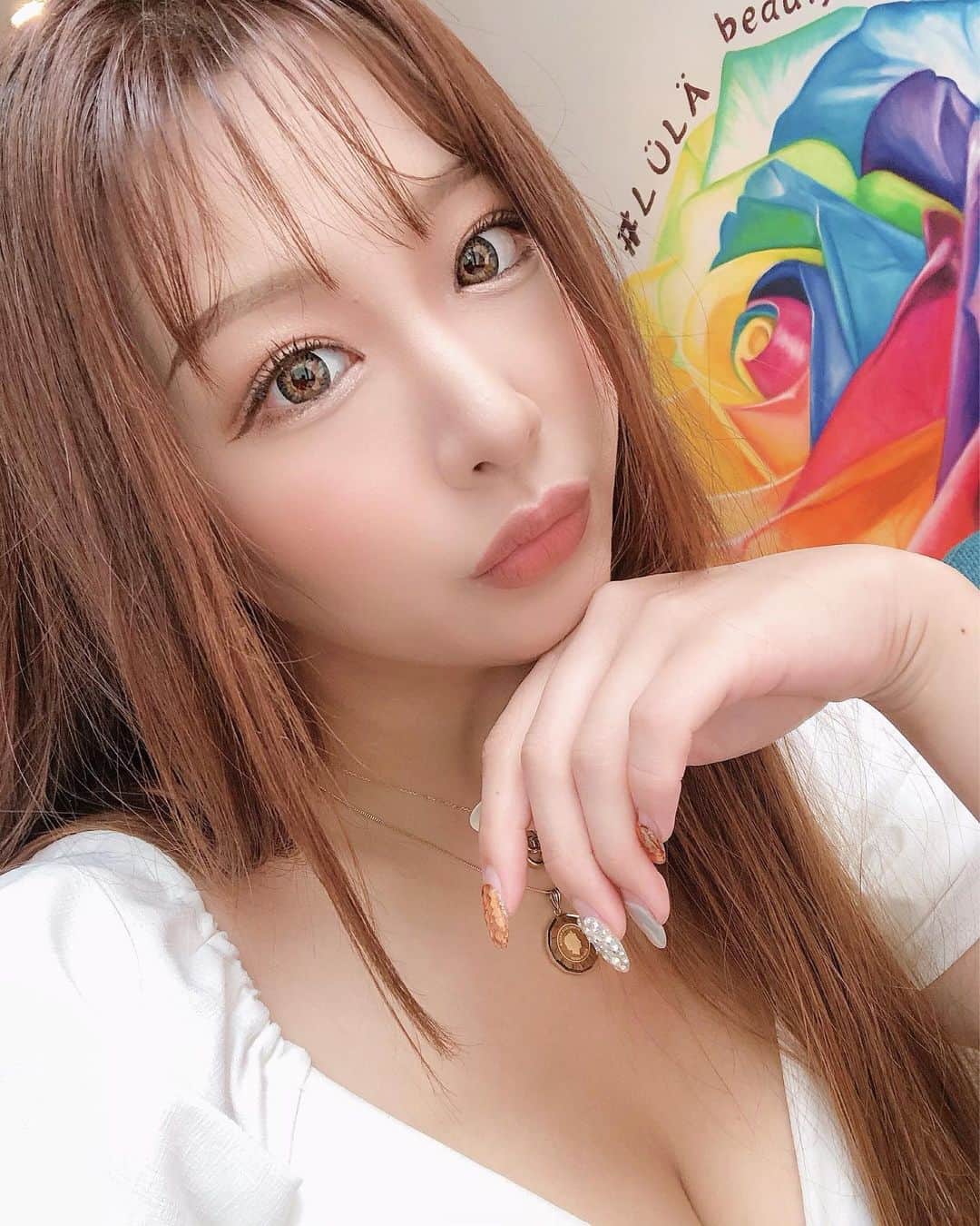 のインスタグラム：「1ヶ月検診と横顔美人💗💗💗 @lulaclinic . . . 顔の脂肪溶解注射の1ヶ月検診と アゴのヒアルロン酸注入をしてきました🌟 . 1年以上前にアゴのヒアルロン酸を 注入したんだけど、もう無くなっていて Eラインじゃなくなっていたので 再注入をしてきたんだけど、 以前やっていただいた時より 武内先生 @daitakeuchi0428 に やっていただいた今回の方が綺麗💗 . . Eラインにしつつシュッとしてもらったので 違和感なくなんか整った！ っていう印象になったと自分では思います🌟 . 3枚目が施術前の横顔で 4枚目が施術後の横顔だよ🤤💗 . 5枚目は正面からで 6枚目はチュー顏の横w . . 顔の脂肪溶解も今までやった中で 1番効果を実感できて、むくみがない日は 「え？顔小さくない？」って自分で 思うことが増えたくらい効果があったの💗 . アゴのヒアルロン酸も本当に満足！！ . . いつもありがとうございます🌟 整形はいろんな意見があると思うんだけど 自分に自信が持てなくて 夢や目標を諦めたり、僻み妬みが増えたり、 殻にこもっちゃっているんなら やってもいいと思う💗 . 私が施術すると決める基準は メイクではどうにもできないと限界を感じた時！ . . 不安なこともあったり どう施術したらどう仕上がるか分かんない と思うので必ずカウンセリングをすることと 先生によって全然仕上がりが違うので 自分の好みと近いセンスの先生を 選ぶのもとっても大切だよ🥺 . #ルラ美容クリニック #LULA美容クリニック #武内大 #ヒアルロン酸 #アゴヒアル  #高田馬場 #横顔美人 #面長 #Eライン #美人 #センスいい #最高 #幸せ #自信 #wakanabody #wakanastyle #整形 #ヒアルロン酸ならルラ美容クリニック #整形顔 #整形メイク」