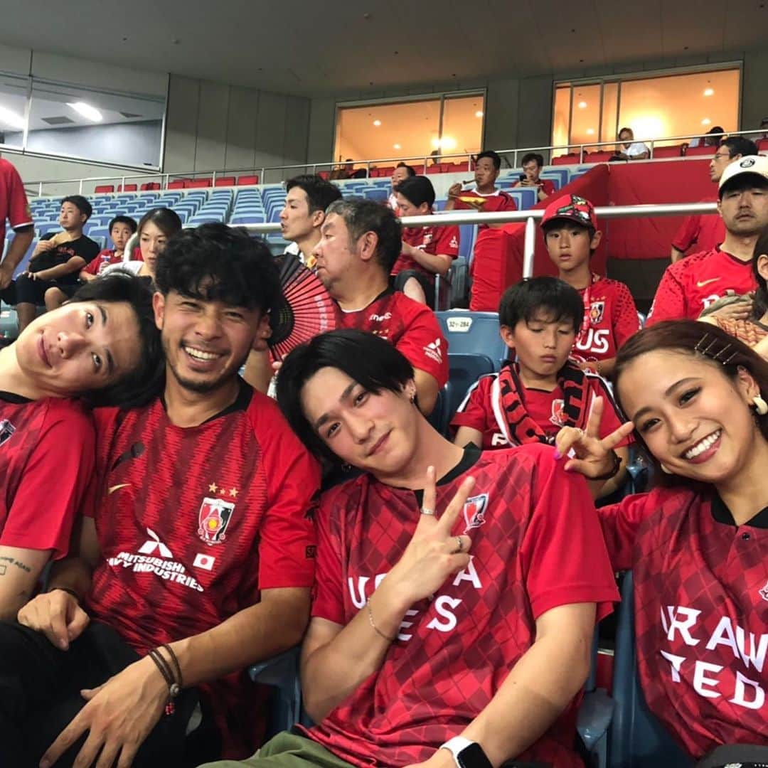 田辺莉咲子さんのインスタグラム写真 - (田辺莉咲子Instagram)「ちょっと前に 浦和レッズの応援に行かせて頂きました📣 サッカーの試合を観に行くの初めてだったけど、とっても素敵でわくわくして楽しすぎたのでこれから沢山行きたいなぁ🌻🌻 アスリートの方はやっぱりとってもカッコいいです🏖☀️ エネルギーを頂きました！！ 沢山ありがとうございます😊 お疲れ様でした！🙇🙇✨」8月22日 21時52分 - risako_tanabe
