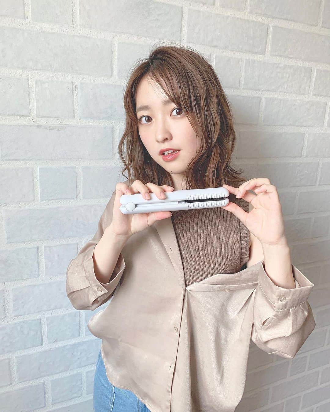 大野愛友佳のインスタグラム：「ヘアがいい感じに決まったときの📷。 . 髪が短くなってからヘアセットが変わって、 最近は @mods_hair_stylingtools をよくつかうかな。 . かんたんに、最近の巻き方はこちら。⬇︎ 180℃⇨毛先をワンカール⇨ 表面全体をウェーブ⇨再び毛先ワンカール . ワンカールが簡単でかさばらない アイロンを探してたんだけど、 これは使いやすいし急速充電だから 旅行のときのマストアイテム👜 . . 👗 #ootd #シャツ @gu_global  #ワンショルニット @louren__official . #ヘアアレンジ#ボブ#ヘアスタイル#ヘアアイロン #ラテカラーコーデ#ベージュコーデ#モッズヘア #コードレスストレートアイロン #コードレス #ストレートアイロン #ボブヘアアレンジ  #styling#hairstyle#pr#straightiron#beigecoordinate」