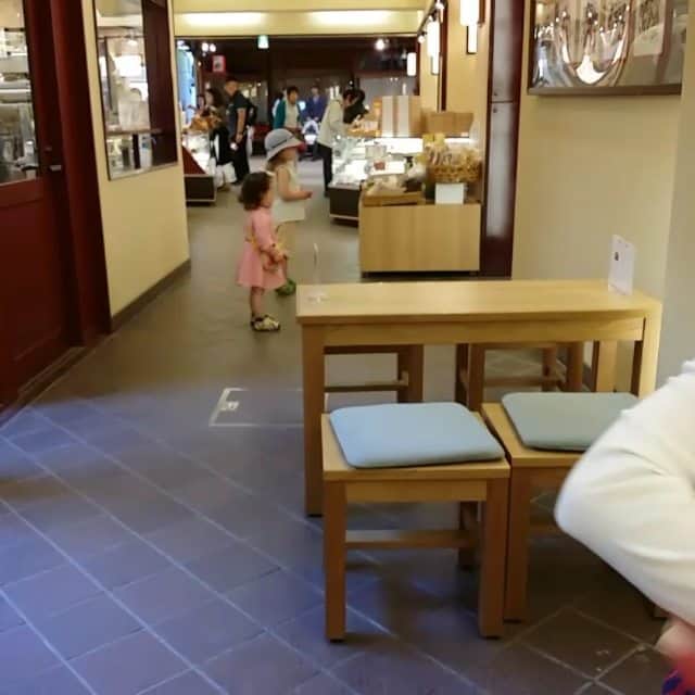 ピーチフラワーのインスタグラム：「宮島のもみじ饅頭屋さんにて。 美味しかったので追加でもみじ饅頭を買いに行ったガールズ☺️ ・ 予想外の人物の登場にビックリのHana🤣🤣🤣 ・ Momo4歳 Hana1歳 ・ ・ #宮島 #もみじ饅頭 #アンパンマン大好き #ピーチフラワー」