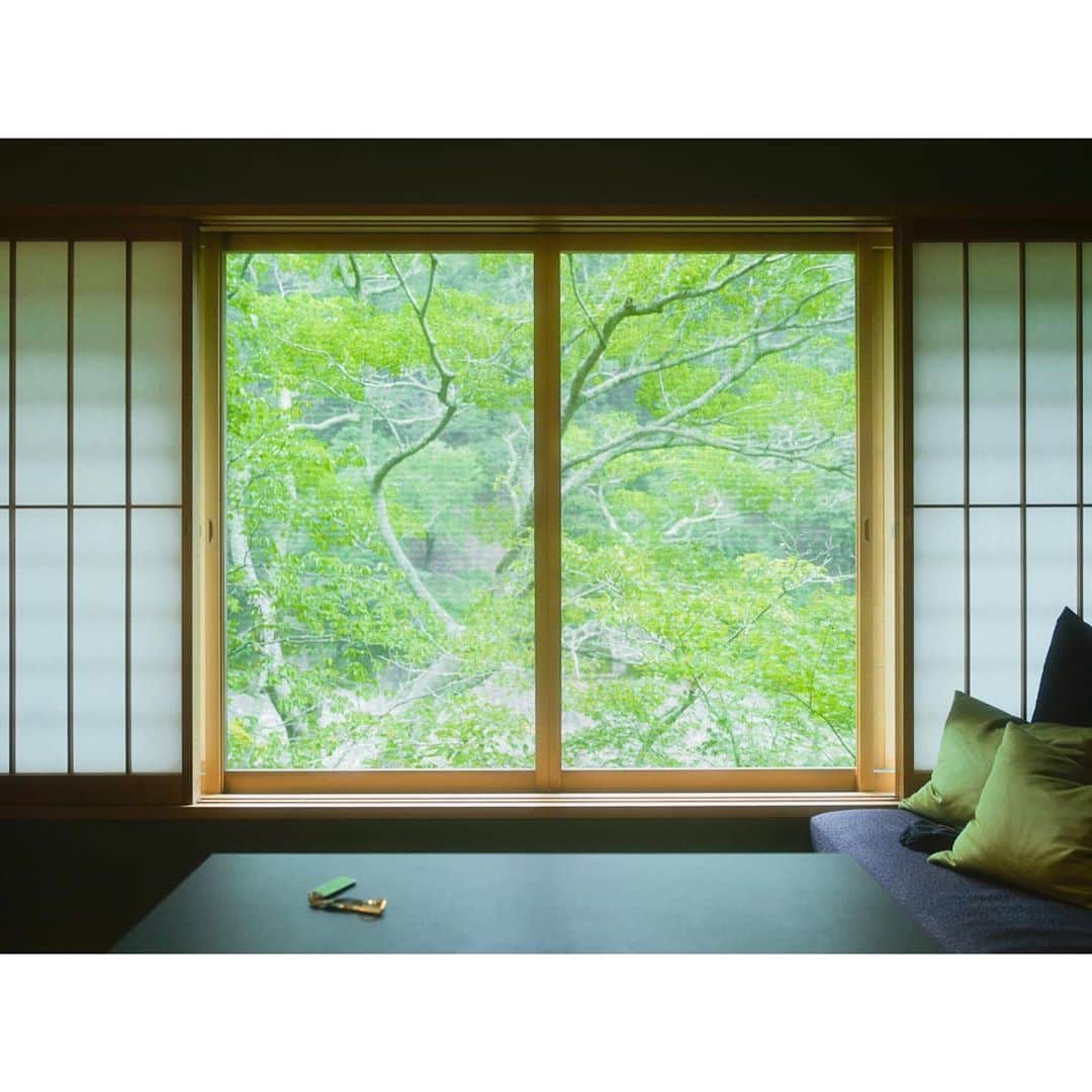 石井美保さんのインスタグラム写真 - (石井美保Instagram)「今回お宿は嵐山の @hoshinoya.official さん。 お部屋の窓が、絵のよう。 秋は紅葉、春は桜が窓から見えるんですって。#ほしのや京都」8月22日 21時54分 - miho_ishii