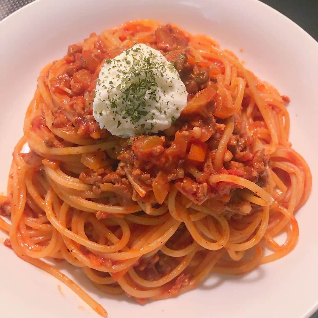 上野優華さんのインスタグラム写真 - (上野優華Instagram)「以前メイクさんからイタリアのお土産で トマトソースを頂いてて 使いたいなーと思いながら使えてなかったから ミートソース🍝  トマトベースのパスタ好き☺️ マスカルポーネチーズ家にあったから ちょこっと乗せてみた。 すごい美味しかった！！ ブラックペッパー多めに入れたから 酸味と刺激がいい感じでした👏  #手料理 #料理インスタ #🍝 #パスタ」8月22日 21時54分 - yuukaueno0205