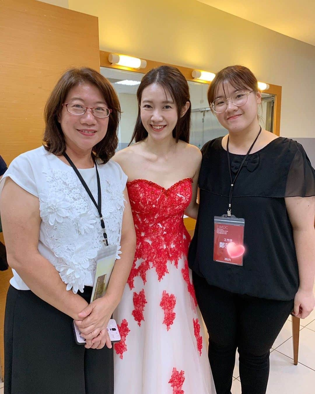 中園理沙さんのインスタグラム写真 - (中園理沙Instagram)「These two lovely ladies helped me a lot throughout this competition! I can't thank them enough! 😊 ・ こちらの素敵なレディー達は、期間中手厚くサポートして下さいました！心から感謝です😊 ・ 这几位温柔女性在这个比赛期间帮了我很多！多谢 @vivian_miyabi 希望再次见面 😊❤️🙏 ・・・ #lisanakazono #pianist #piano #musician #internationalpianocompetition #taiwan #taipei #pianista #钢琴 #音乐 #台灣 #台北 #国际钢琴比赛 #钢琴家 #中園理沙 #ピアニスト #音楽家」8月22日 22時04分 - lisanakazono